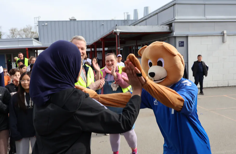 MASKOT-MORO: Haugen skole har også fått en egen maskot, som løp rundt og lagde moro.