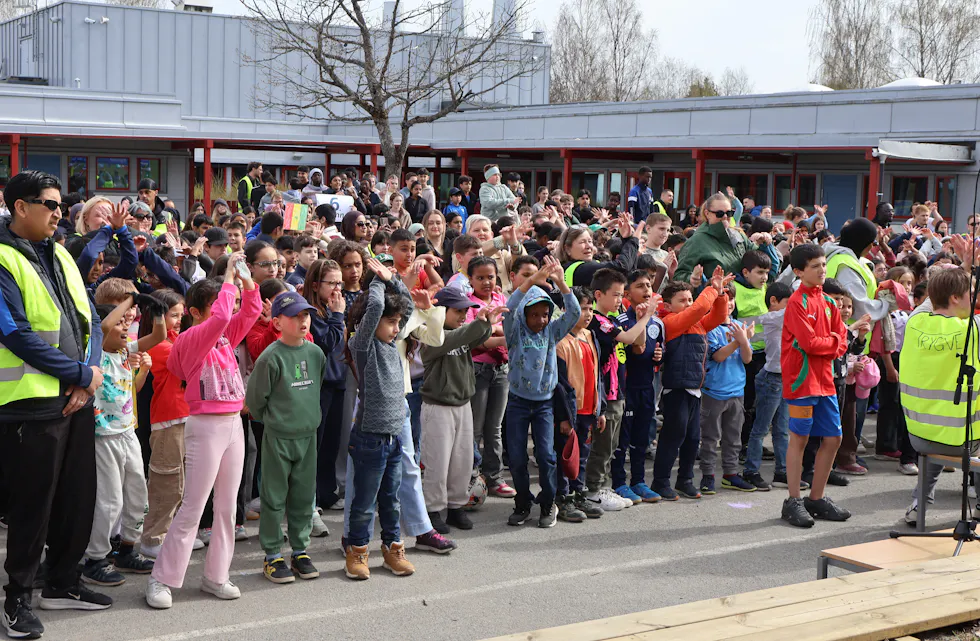 HELE SKOLEN DANSER: BliMe-dansen kan alle sammen, enten man går i 1. klasse eller 7. klasse. Da ble det full dans på hele gjengen.