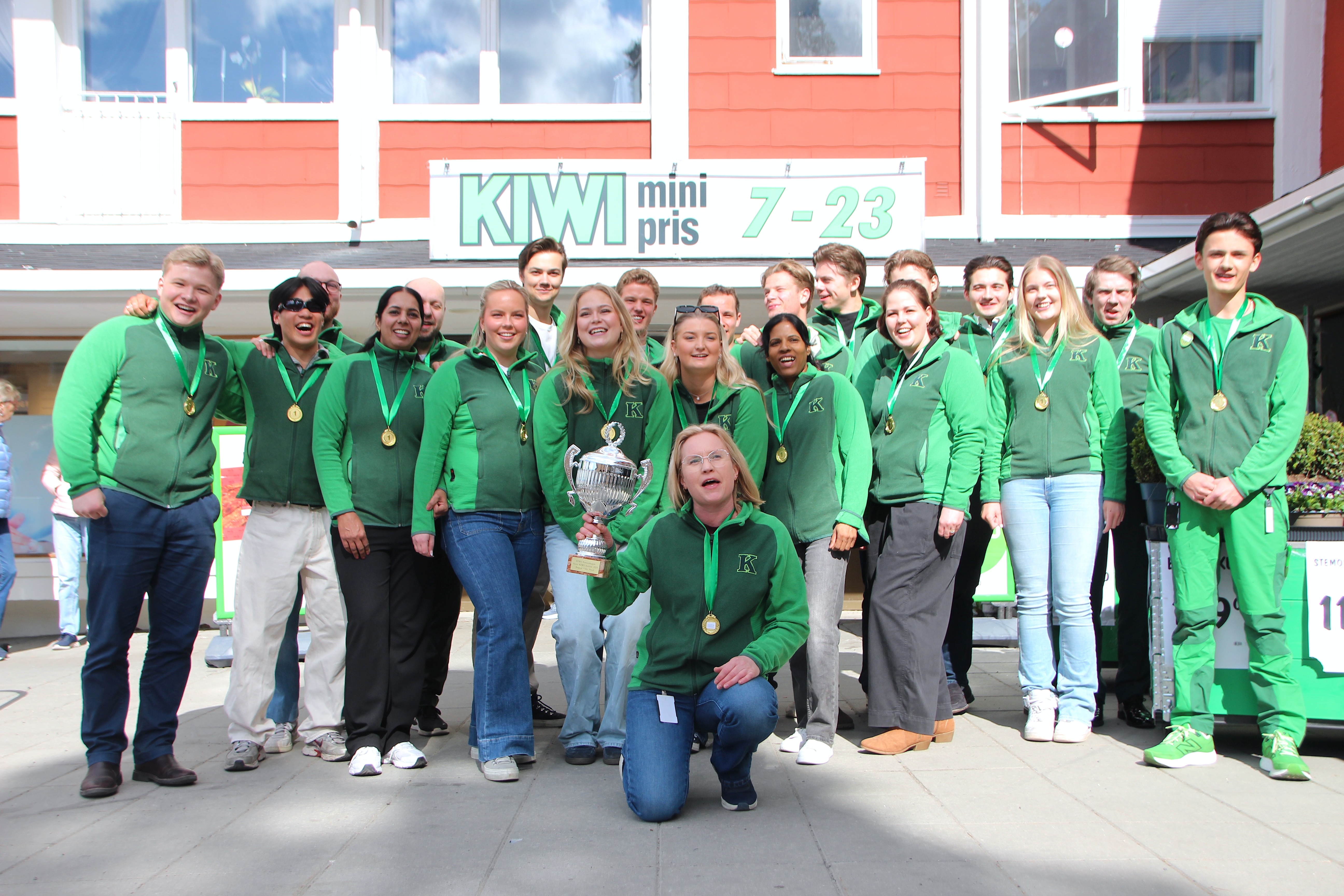 HURRA!: Pokalen ble hentet fram fra høstens utdeling, men gullmedaljene var nye. Og så bar det rett i limo!
Butikksjef Monica Ludvigsen i front.