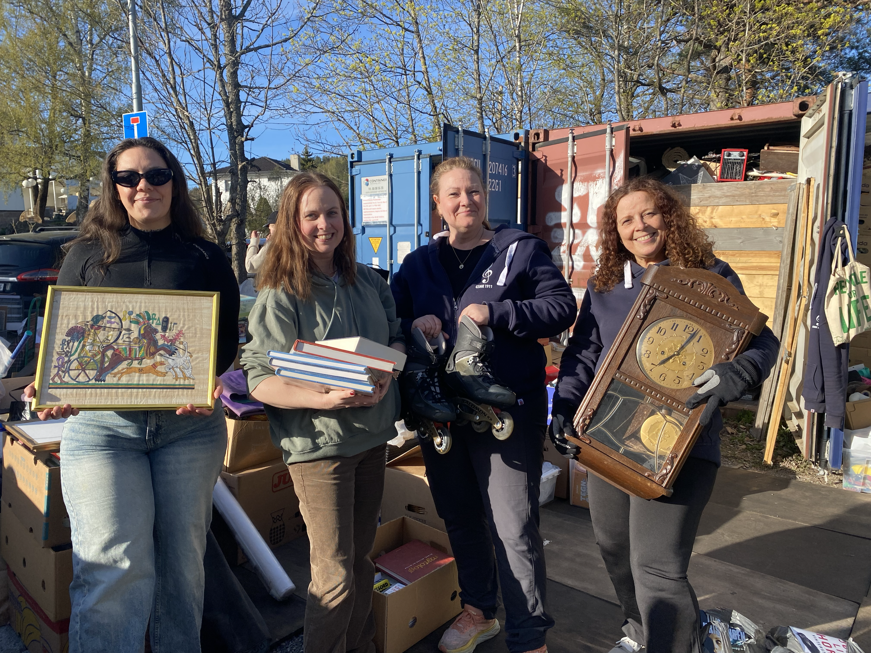 MYE GØY Å FINNE: Maria Hernandez (f.v.), Kathinka Fjærli, Nina Telle og Elin Hernandez viser fram bare noen av skattene som blir mulig å få tak i denne helgen.