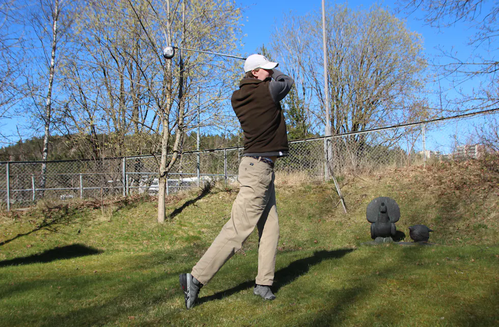 TO I EN SMEKK: Nå er det snart vårslepp for golferne. Her illustrert ved videograf og amatørgolfer Jakob Hornseth.