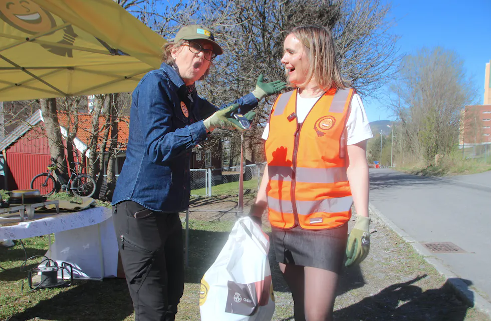 – PÅ 15 MINUTTER! Ruskengeneral Jenny lar seg aldri slutte å overraske over hvor mye søppel man kan klare å plukke på en bitteliten runde. Her fant byråd Marit Vea litt over to kilo på et snaut kvarter.
