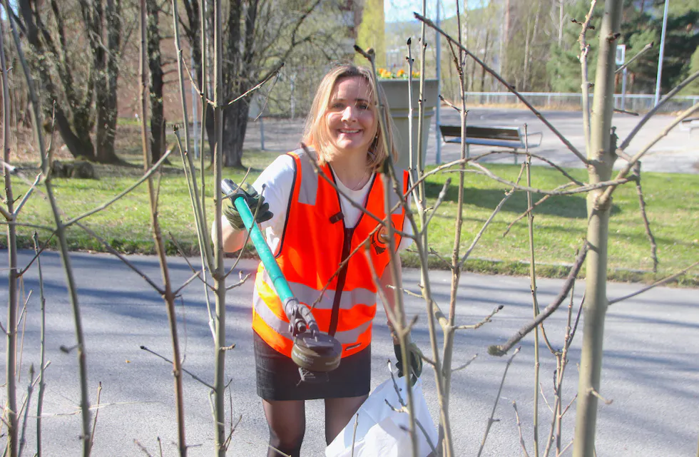 KLASSIKER: Snusboksen hører jo ikke hjemme i veikanten. Den slags bevisstgjøring er nøkkelen i dugnaden. Litt færre som kaster den der, litt flere som eventuelt plukker den opp. Uansett om man er i finklær eller dugnadshabitten.