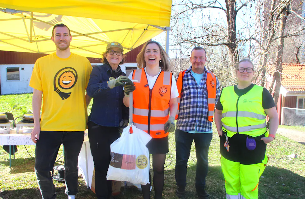– SAMMEN FÅR VI DET TIL: God stemning i Rusken-teltet på Trosterud. F.v.: Thomas Horni, Jenny Wallheden Krohn, Marit Vea, Tor Inge Mellum og Martine Votvik.