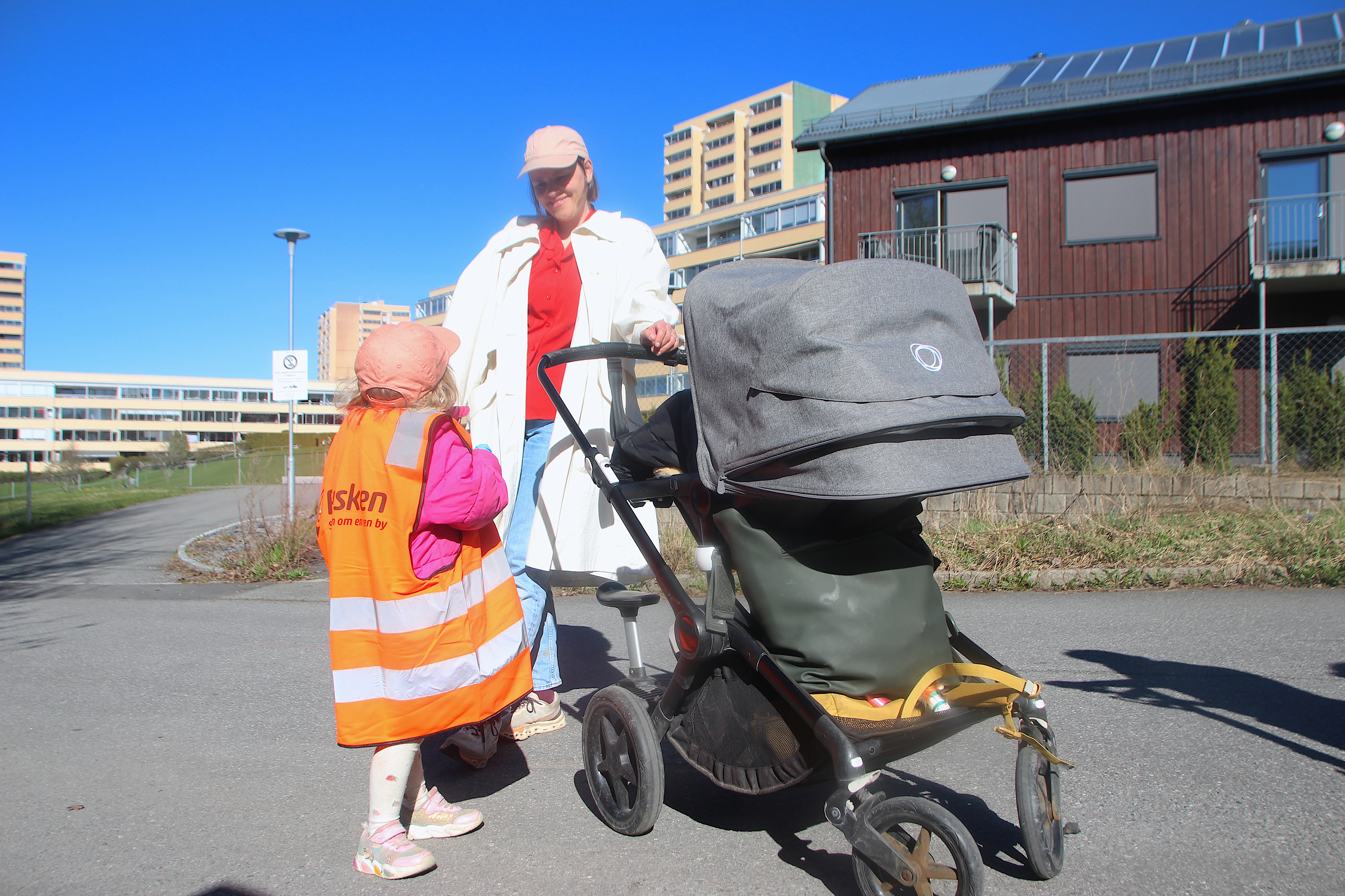 NESTE GENERASJON: Barna får mest skryt for å rydde Groruddalen denne uka. Her med den offisielle Rusken-vesten/kjolen. 