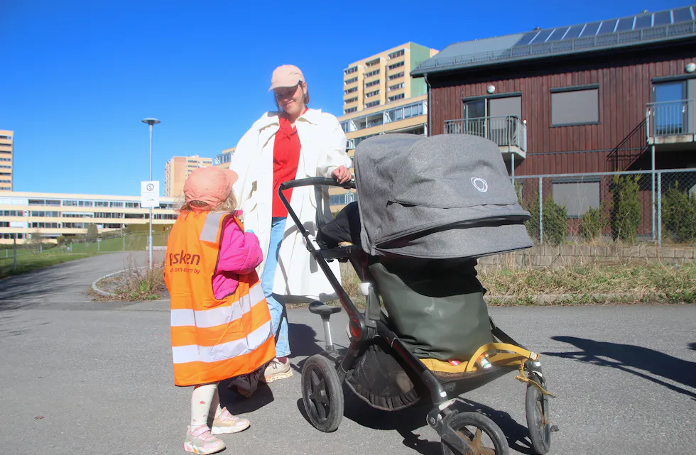 NESTE GENERASJON: Barna får mest skryt for å rydde Groruddalen denne uka. Her med den offisielle Rusken-vesten/kjolen.