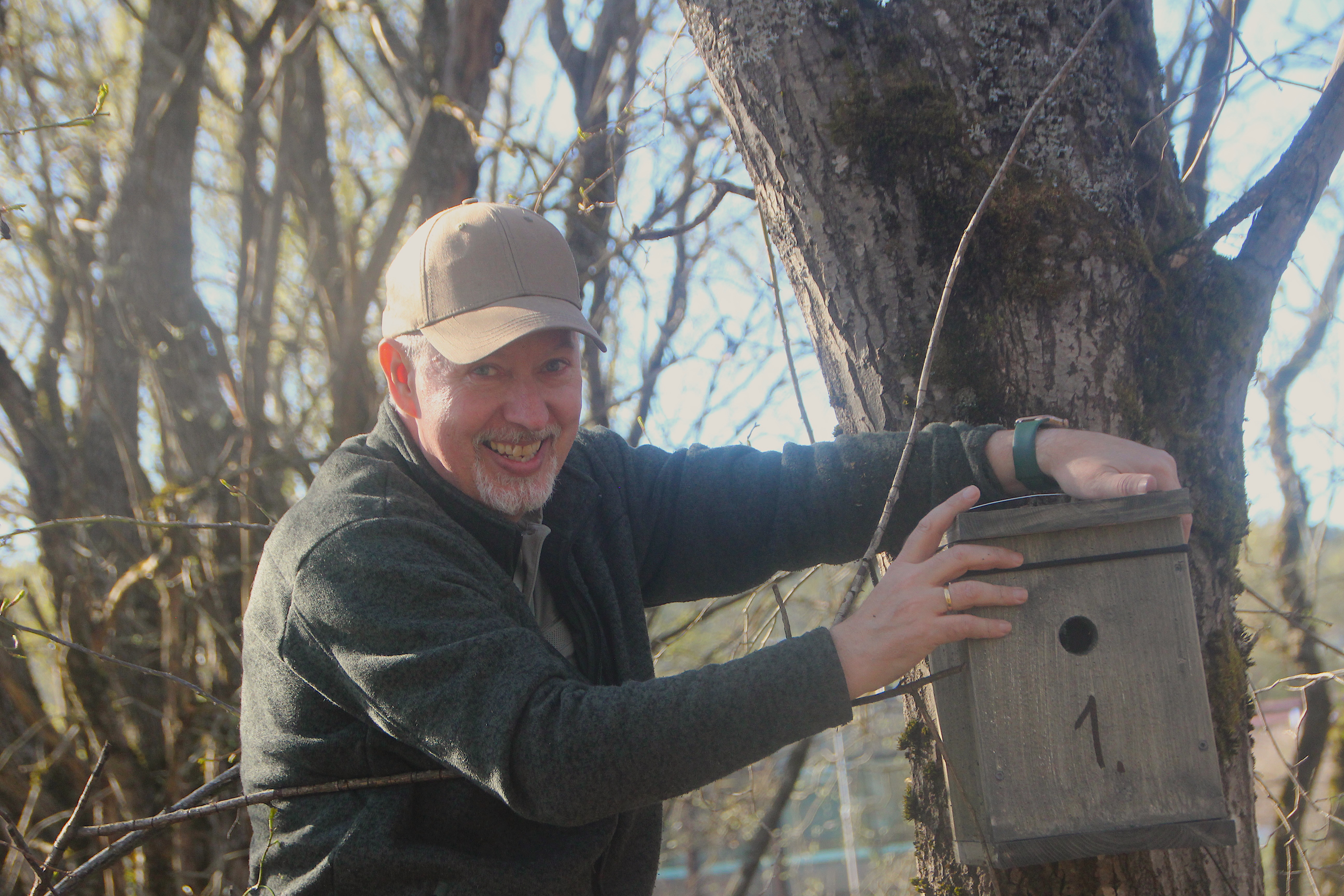 FØRSTE PÅ PLASS: En fornøyd Finn Dyrkorn kan konstatere at fuglekasse nummer 1 henger trygt på treet.