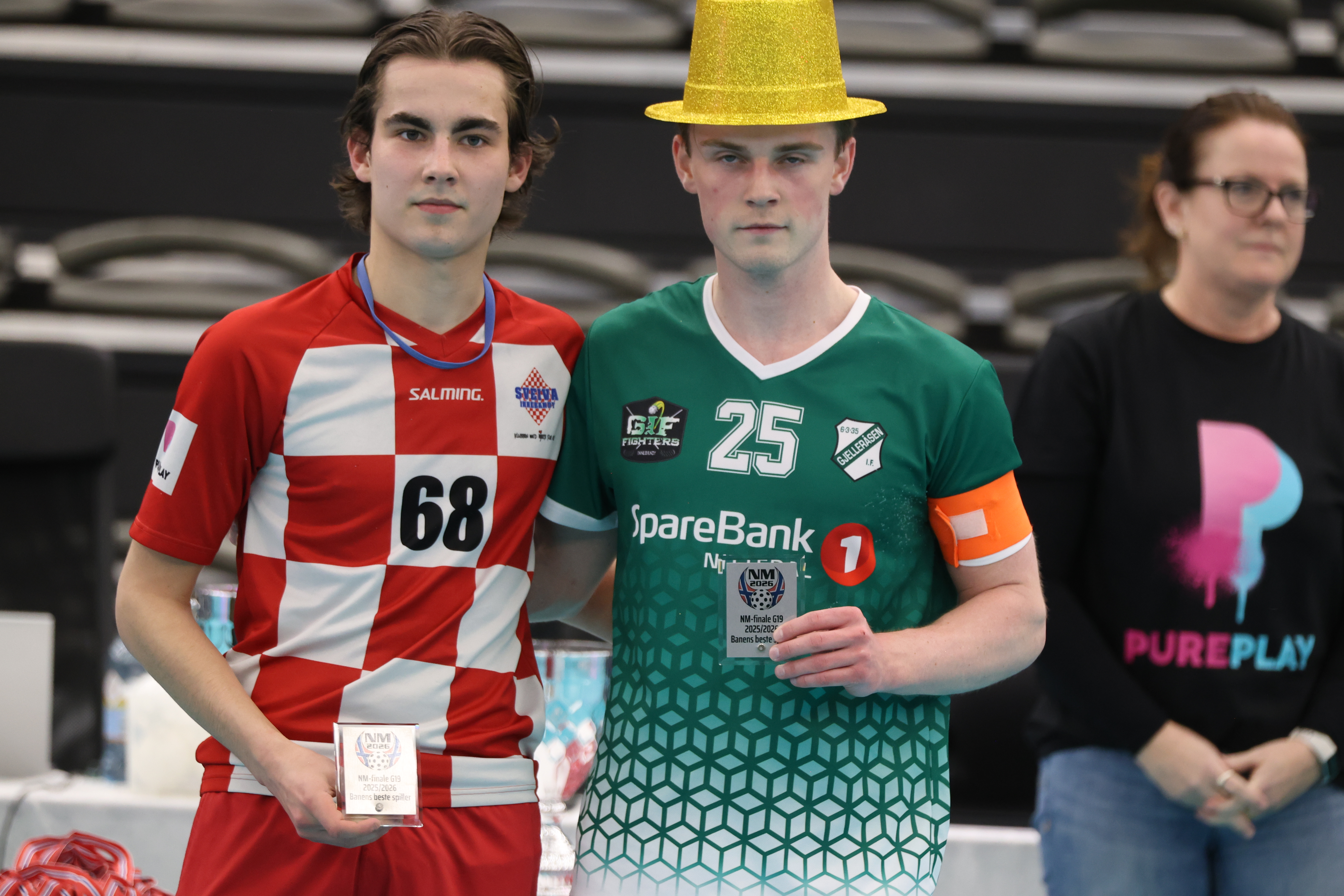 JUBLER PÅ INNSIDEN: Gjelleråsen og Marcus Bang Kragerud (t.h.) ble for sterke for Mattis Lindgren og Sveiva i en liten målfest av en G19-finale.