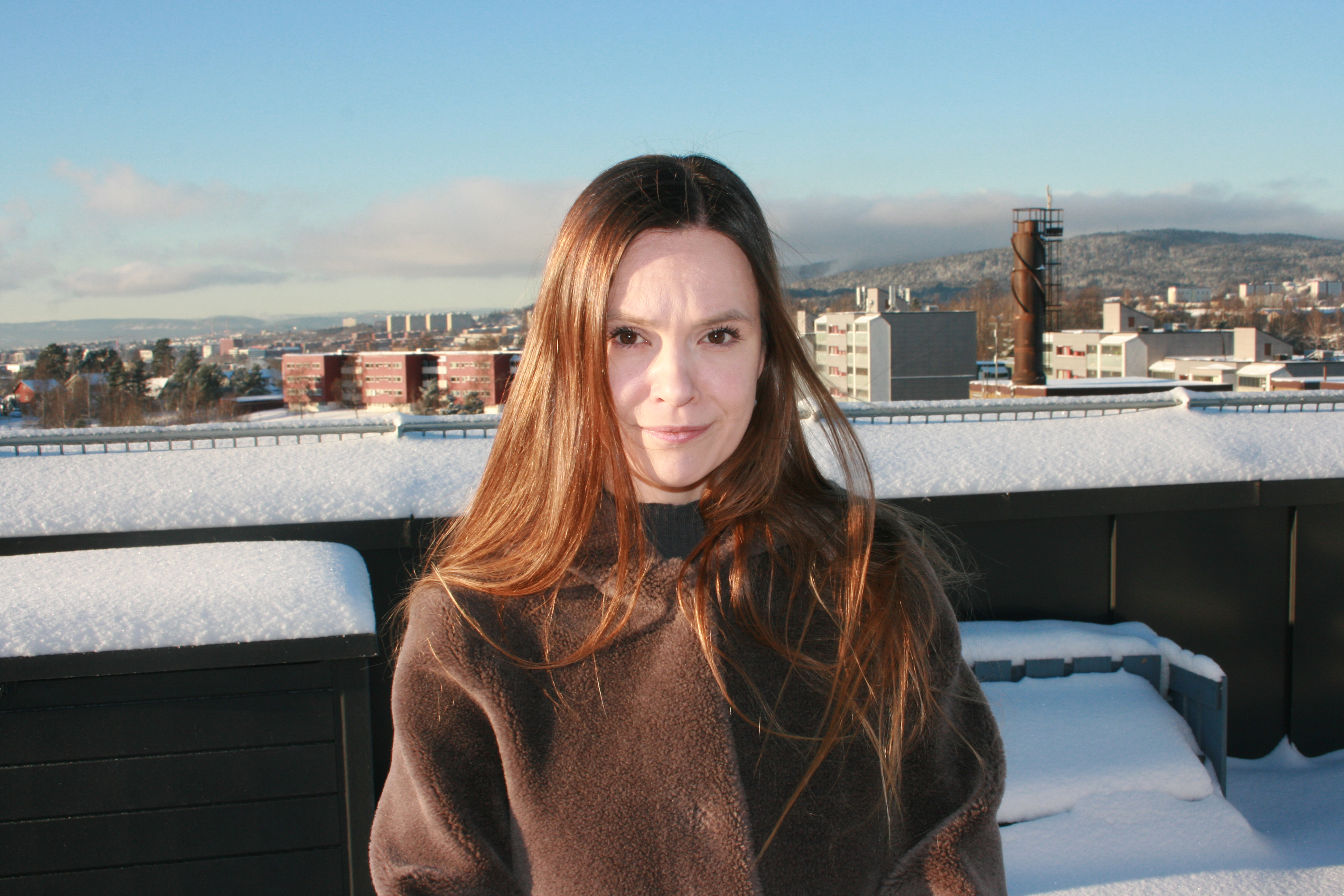 Mari Morken mener at byrådslederen prioriterer skattekutt fremfor drift av bydelene.