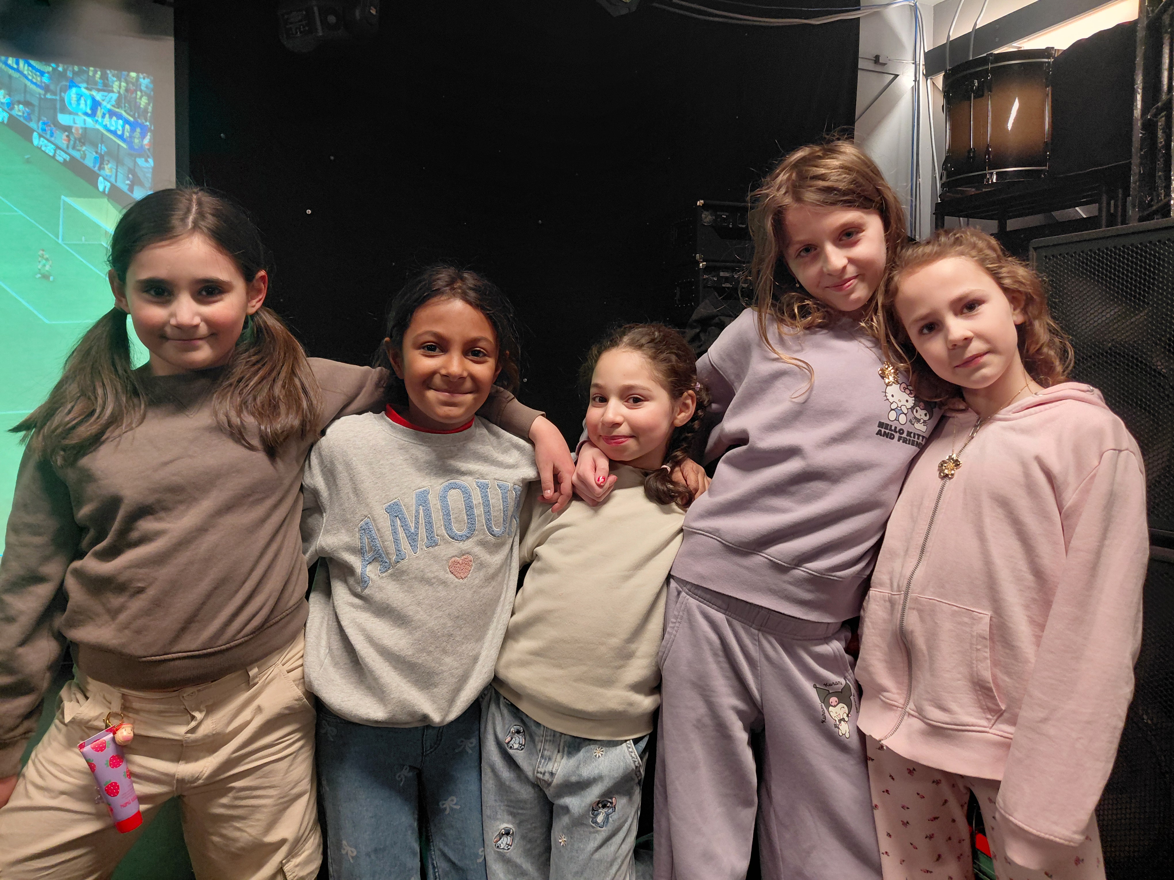 SAMMEN I KLUBBEN: Ardiana (9), Petra (9), Sara (9), Emine (9) og Aisha (9) trives i det nye klubbhuset. De trekker fram det sosiale som det viktigste ved juniorklubben.