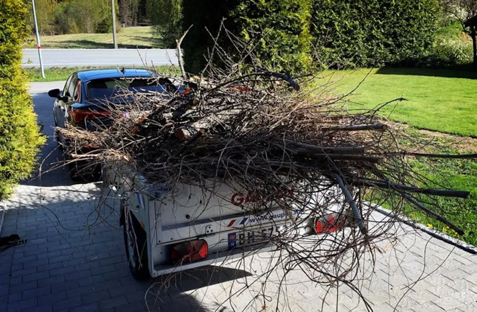 RIKTIG LASTSIKRING: Det er viktig å tenke at lasten ikke skal forskyve seg i noen retning. Har du bare tatt stropper rundt lasten i sideretningen, hjelper ikke de om lasten blir trykket forover (Foto NAF).