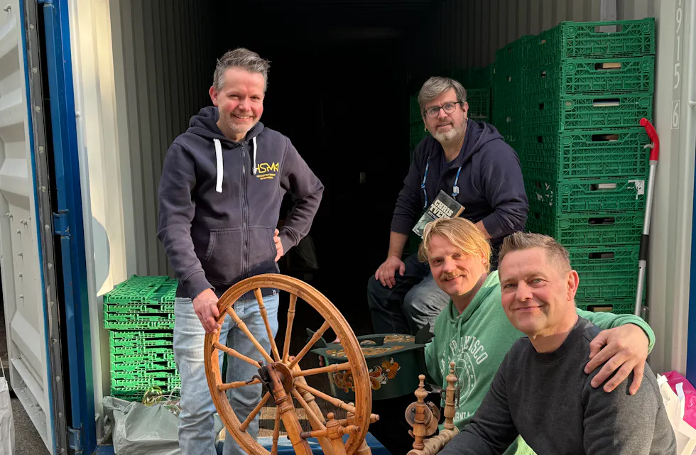 KLARE FOR LOPPEFEST: Fra venstre styreleder Lars-Erik Kjellesvig, Edgar Andraa Lien, Håvard Arnhoff fra loppekomiteen og Ronny Schafer viser fram noen av godbitene – blant annet en gammel spinnerokk – før helgens loppemarked.