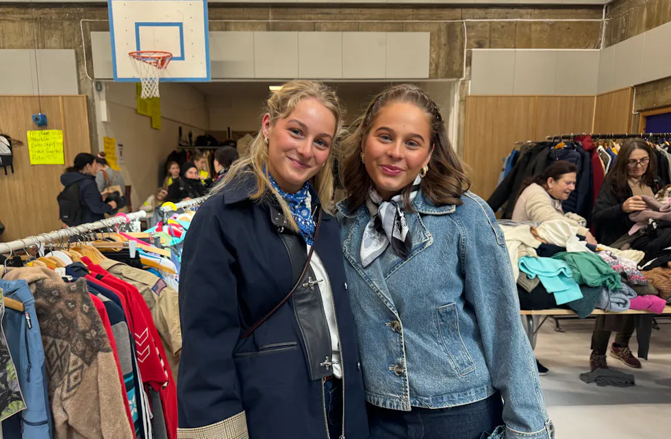 PÅ SKATTEJAKT: Søstrene Madeleine og Andrea Wold var på jakt etter kvalitetsklær og gode kupp under loppemarkedet på Stasjonsfjellet.