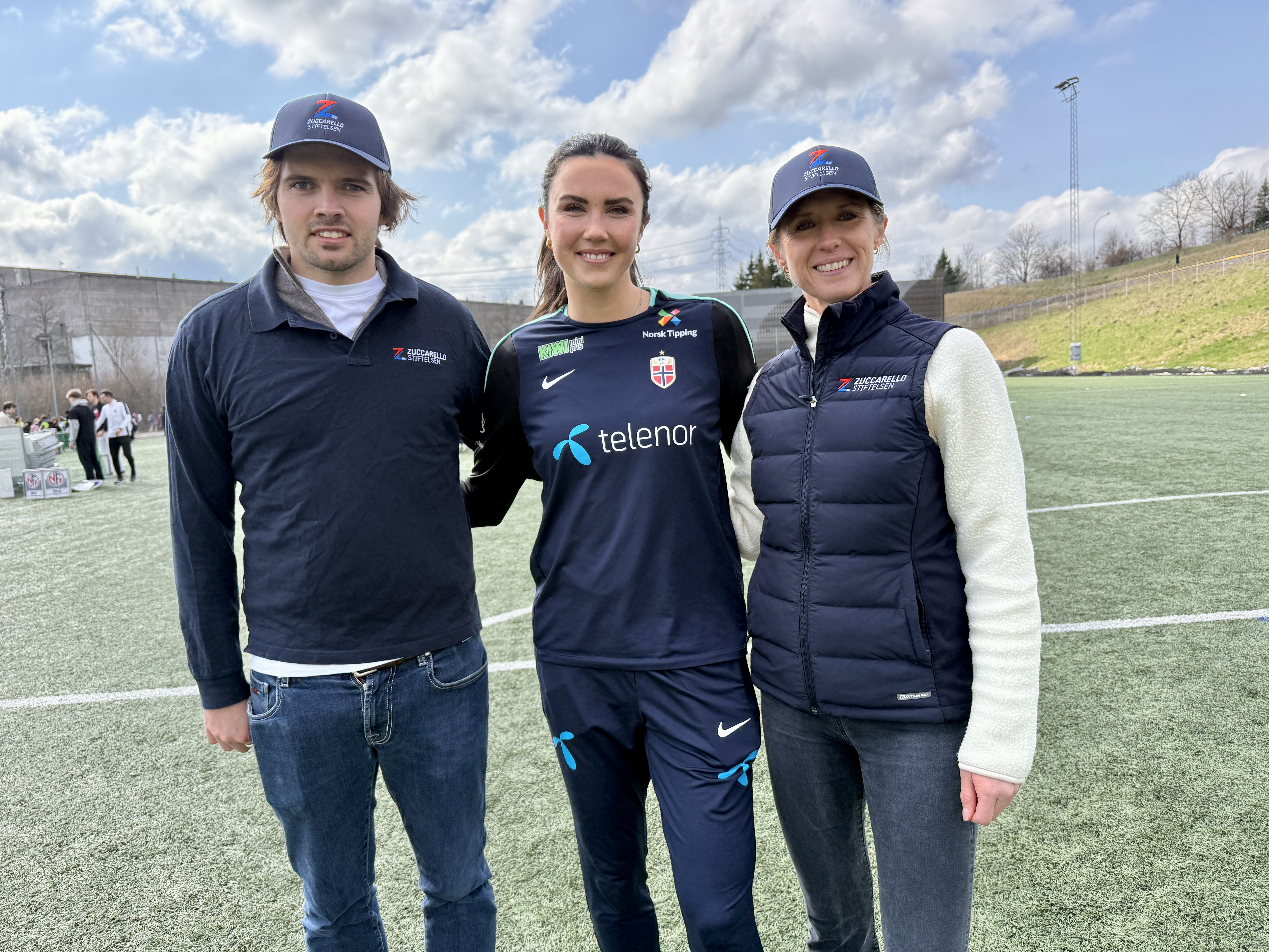 INVITERER: Programkoordinator Anders Mastrup, landslagsspiller Ingrid Syrstad Engen og leder for program og formål Linnéa Johansson gleder seg til å ønske 525 jenter velkommen til Zucca Jentecamp på Rommensletta i juni. Foto: Hanne Eide Andersen