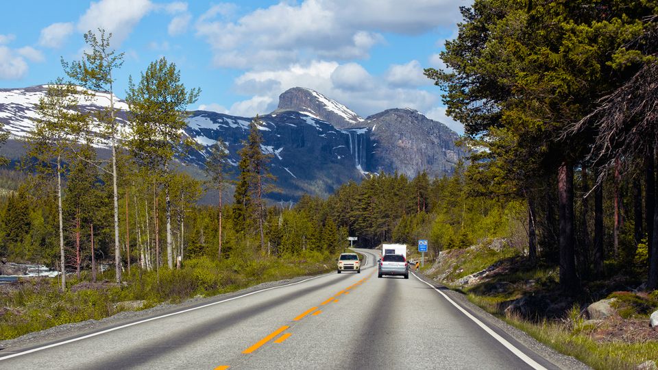 KREVENDE: Forvent store variasjoner i kjøreforholdene nå som vinteren ikke helt har sluppet taket alle steder (Foto: Colourbox).