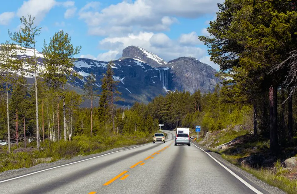 KREVENDE: Forvent store variasjoner i kjøreforholdene nå som vinteren ikke helt har sluppet taket alle steder (Foto: Colourbox).