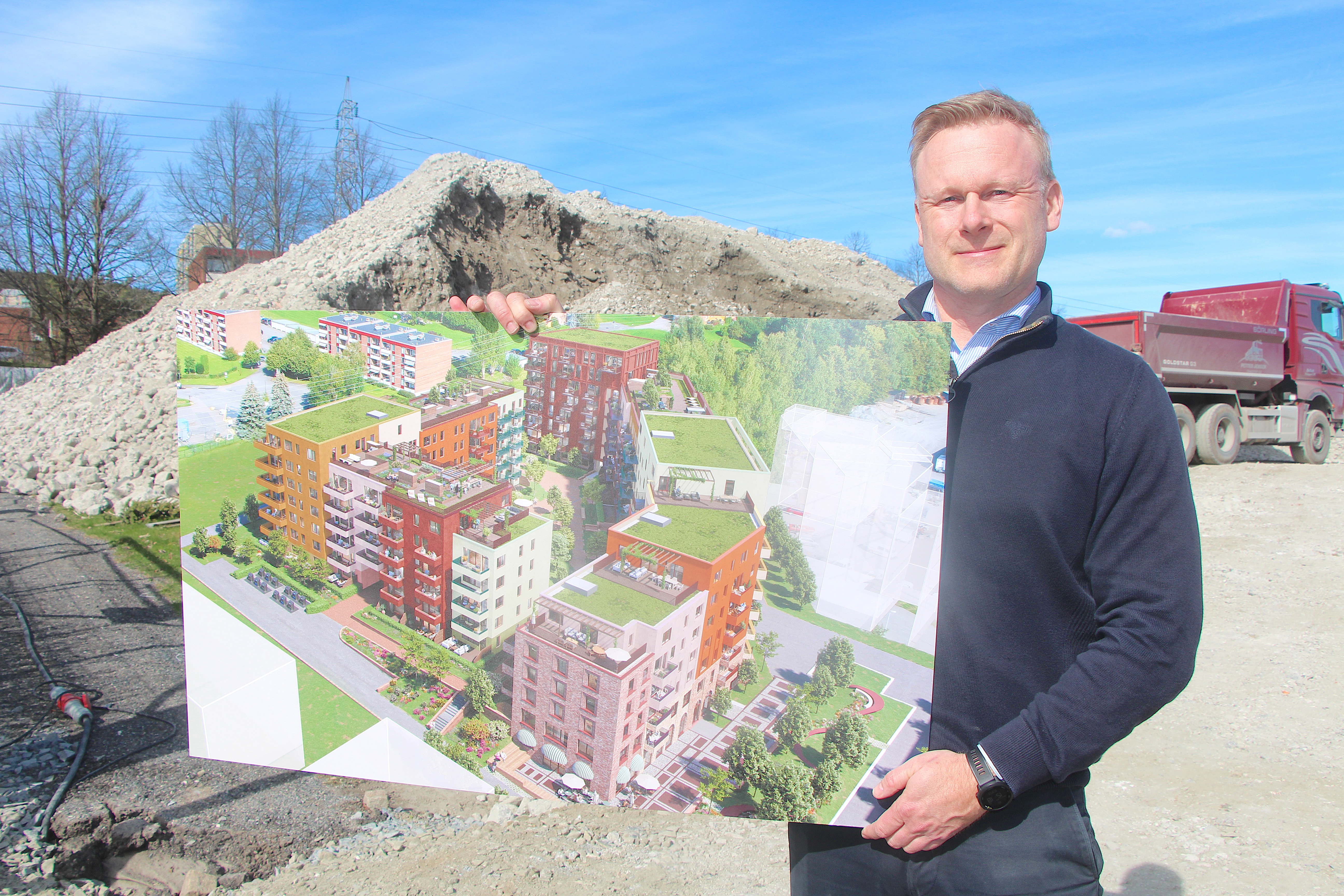 HER GÅR DET UNNA: Prosjektansvarlig Richard Zagar i Stor-Oslo Eiendom viser fram illustrasjonen av det nye boligprosjektet på Linderudløkka. Salget har vært så sterkt at byggingen startet et halvt år tidligere enn planlagt.
