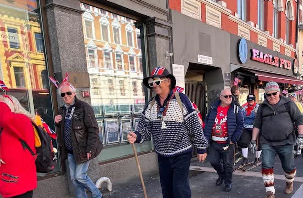 ASFALT I RUBBEN: Det er ikke bare-bare å treffe med smøringa på Grønland.