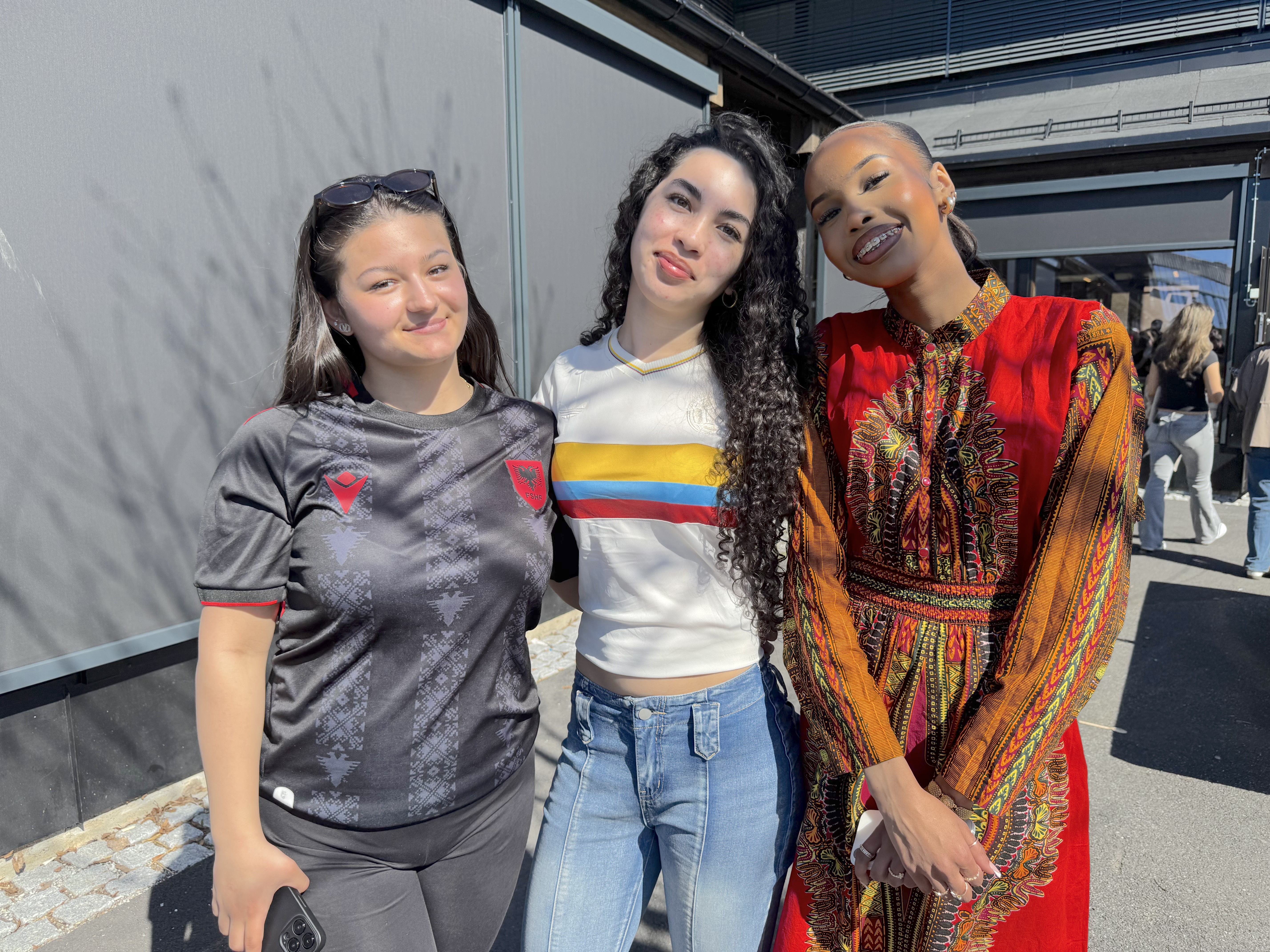 STOVNER STRÅLTE I SOLA: Adela Seferi, Alisson Yineth Umana Lopez og Ayaan Khalif Ahmed fra 1. klasse helse- og oppvekstfag var konferansierer under kulturdagen på Stovner videregående skole. De ledet publikum gjennom en dag fylt med mat, musikk og kulturelle innslag – og løftet fram mangfoldet som preger skolehverdagen.