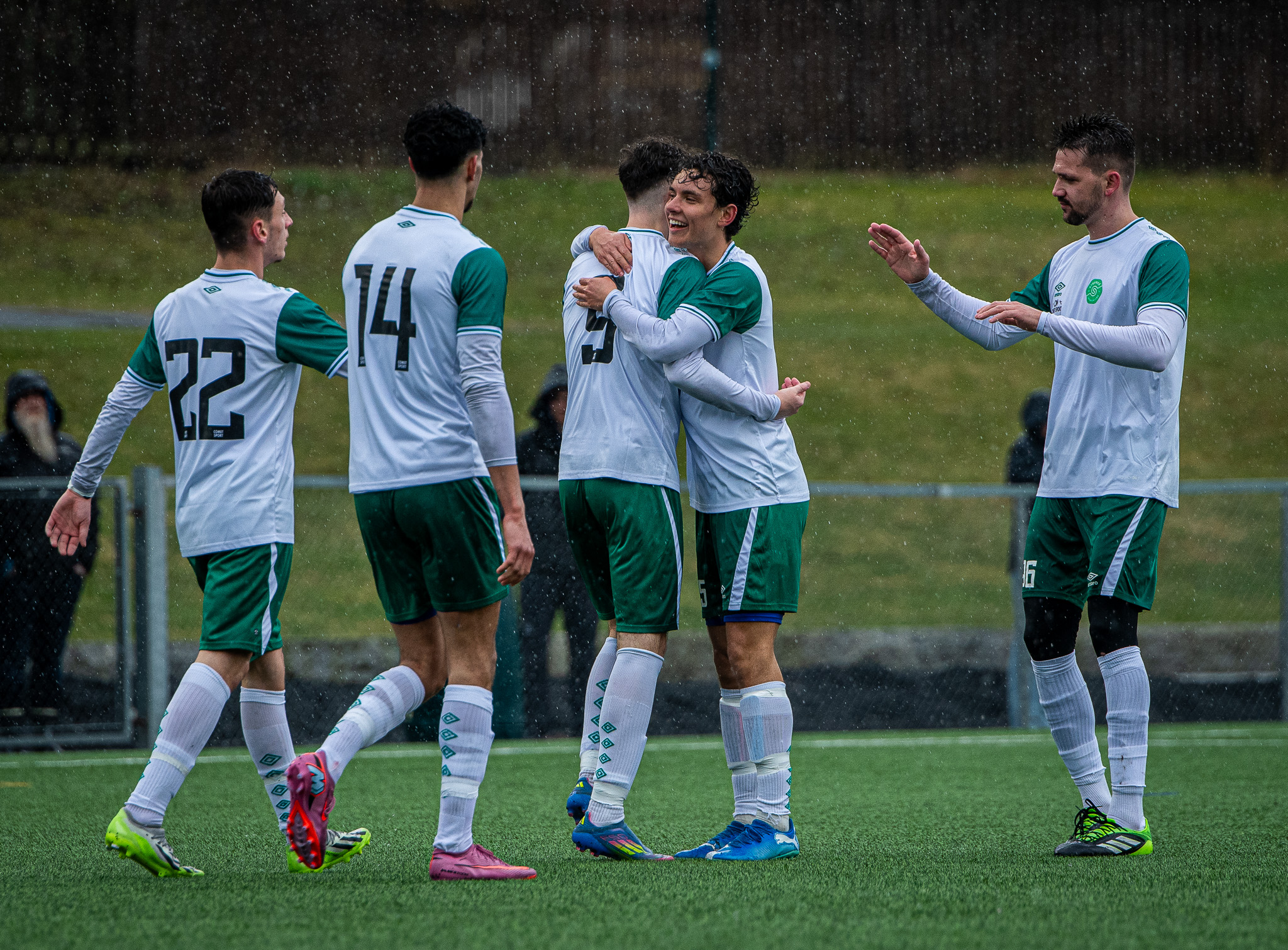 JUBEL: Stovner-spillerne slipper jubelen løs i regnet etter en etterlengtet opptur i NM-kvalifiseringen mot Bøler. Groruddølene vant 3–1 etter en kamp de i lange perioder kontrollerte, og tok seg dermed videre i cupen. Etter en tung start på seriespillet med tre strake tap, ga seieren et viktig løft for både selvtillit og lagmoral før det som nå venter – et lokalt nabooppgjør mot Grei (Foto: Trond Gjerde).