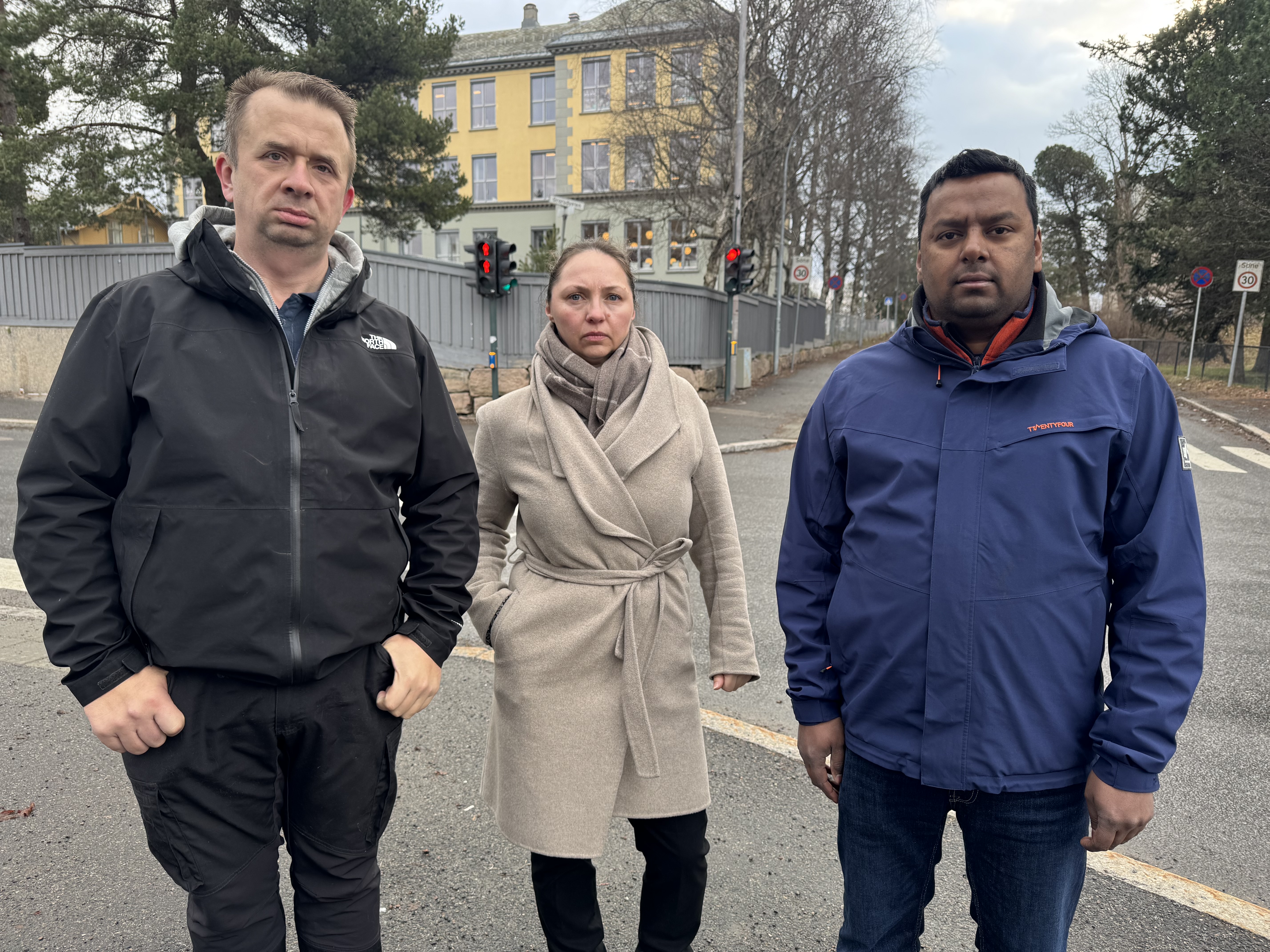 UTRYGT: Foreldre ved Grorud skole reagerer kraftig på det de mener er en utrygg skolevei, med gjentatte hendelser der busser kjører på rødt lys og holder for høy fart. De etterlyser mer synlig politi og strengere oppfølging av trafikken i området.

Her med Nils Petter Beito, Ewa Tomas Zewska og Erik Snellingen.