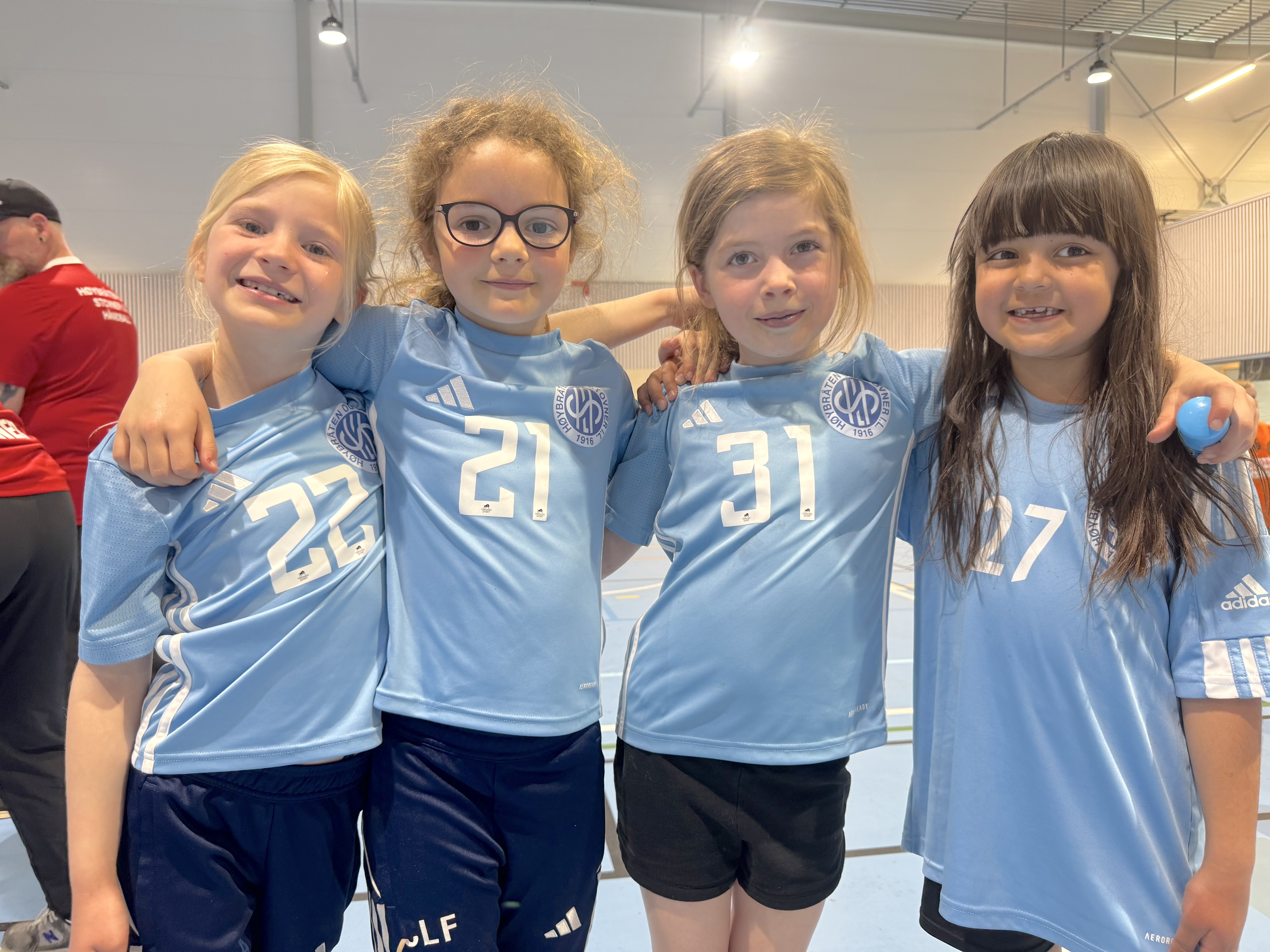 MORO: Hannah, Cornelia, Frida og Alice stråler etter kamp for HSIL under Vårcupen på Ellingsrud – her handlet det først og fremst om å ha det gøy sammen.