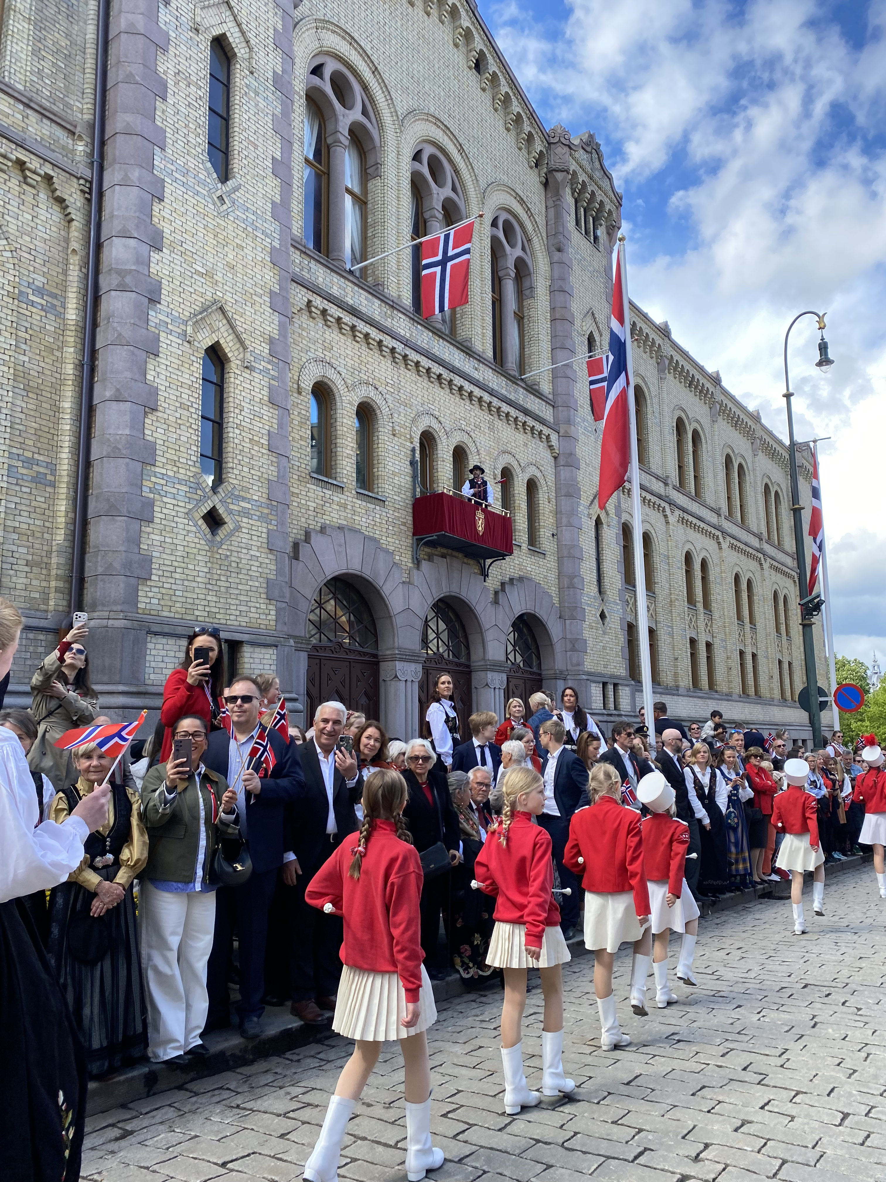 Stortingspresidenten hilser til toget – her passerer Vestli skole og Grorud skoles musikkorps. Foto. Torgunn Kjølstad