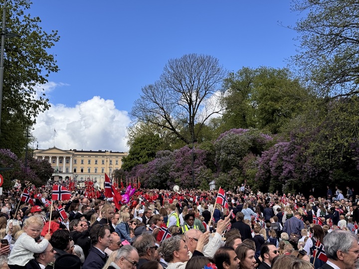 Tett i tett med korpsglede på Karl Johan. Slik er det faktisk å gå i toget – å se slottet der oppe. Foto: Øystein Kielland