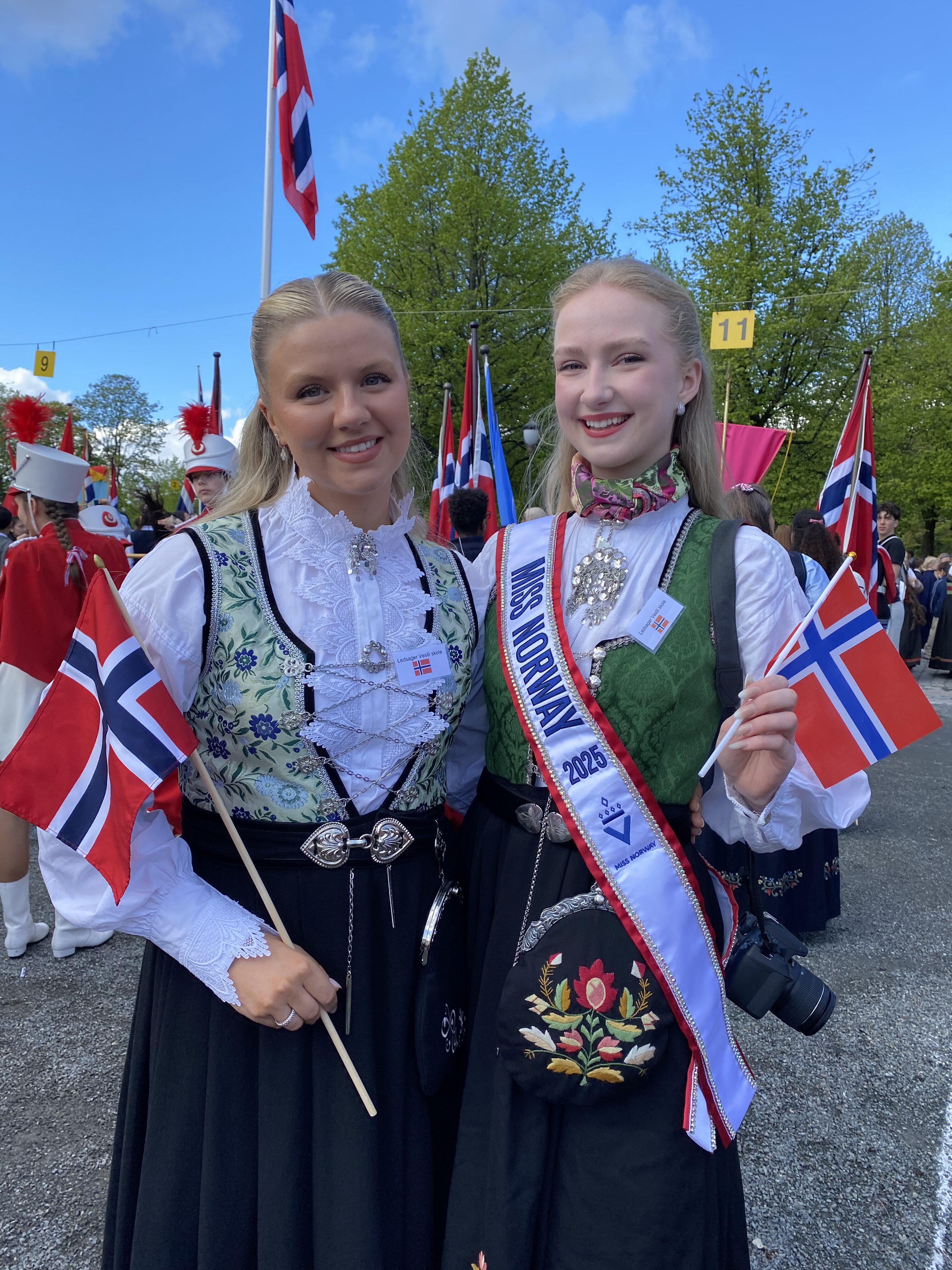 Drillinstruktørene til Grorud skoles musikkorps – med Miss Norway. Foto: Torgunn Kjølstad