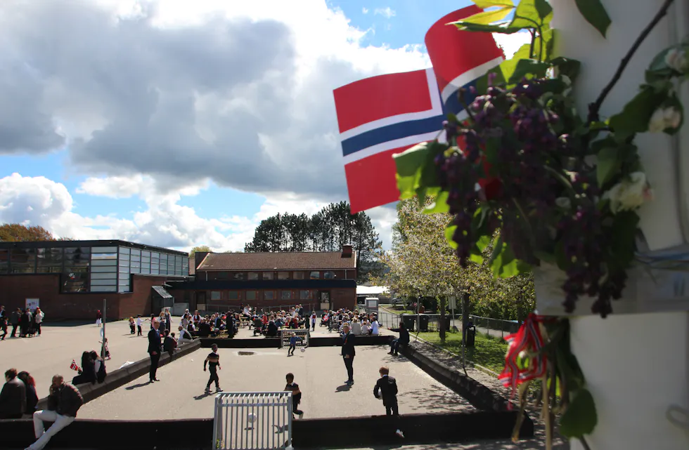 IDYLL:17. mai på Nordtvet skole. Med fotballkamp i dress.