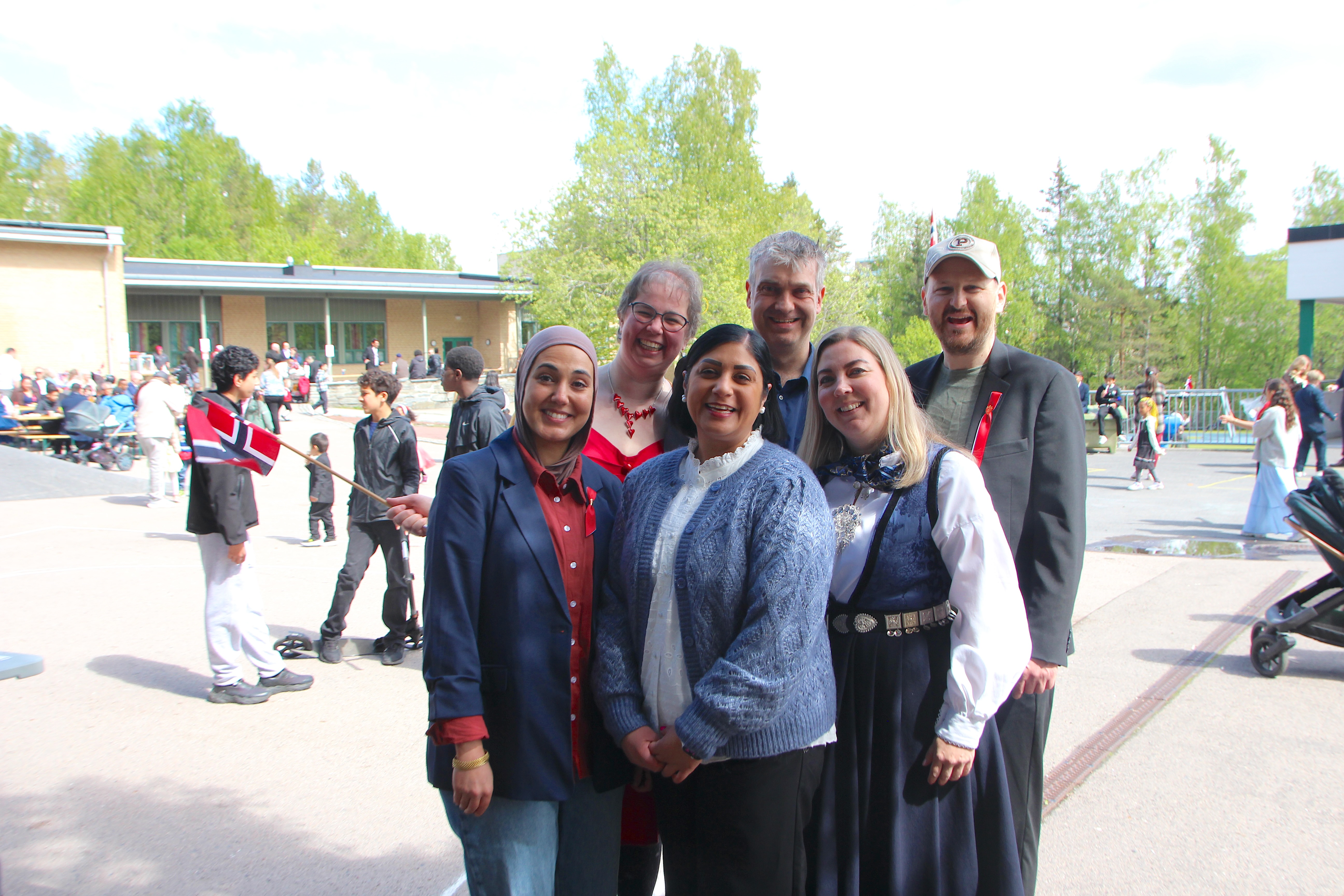 HIPP HURRA: Det er mye organisering når to skoler – og resten av Romsås – skal feire 17. mai sammen på Tiurleiken. Dette var gjengen vi klarte å dra løs fra vaffelsteking, kiosksalg, popcornpopping og generell geleiding og forsikring om at folk koste seg. Sjur Midtervoll i midten bak, Tina Martinsen Memis foran til venstre.