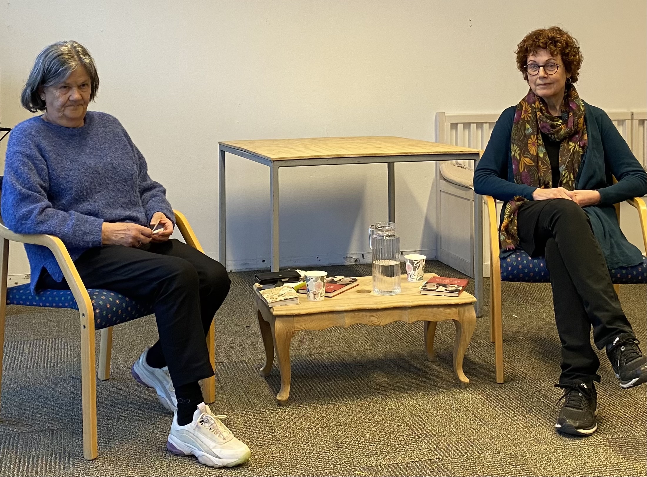 TØFT BOKBAD: Anne Grete Orlien (t.v.) og forfatter Ellen Kristvik. 
