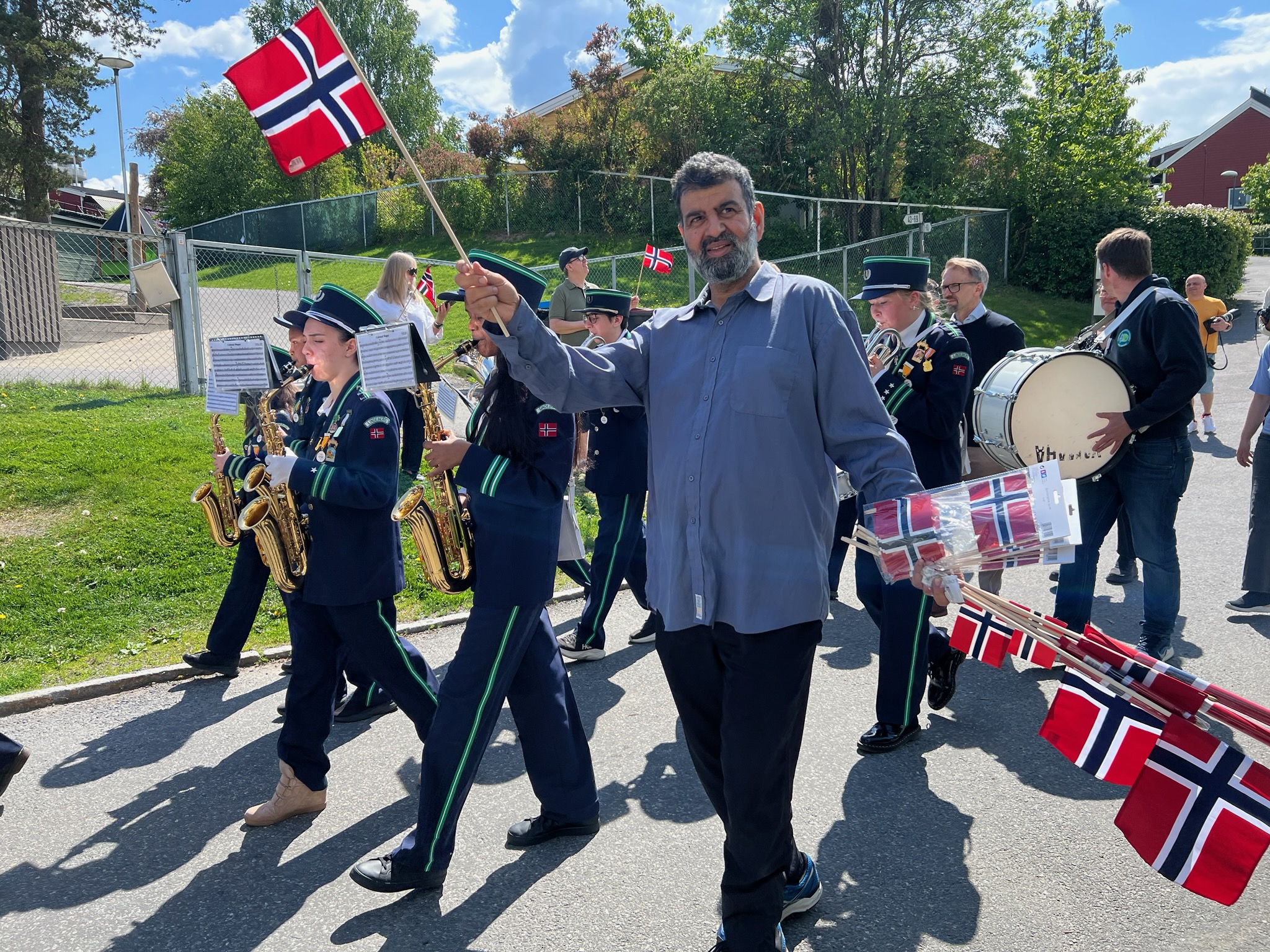 Lindebergskogen borettslag jubilerer med blant annet «17. mai-tog» i distriktet. Midt i bildet, styreleder Sajjad Hussain. FOTO: Tom Evensen