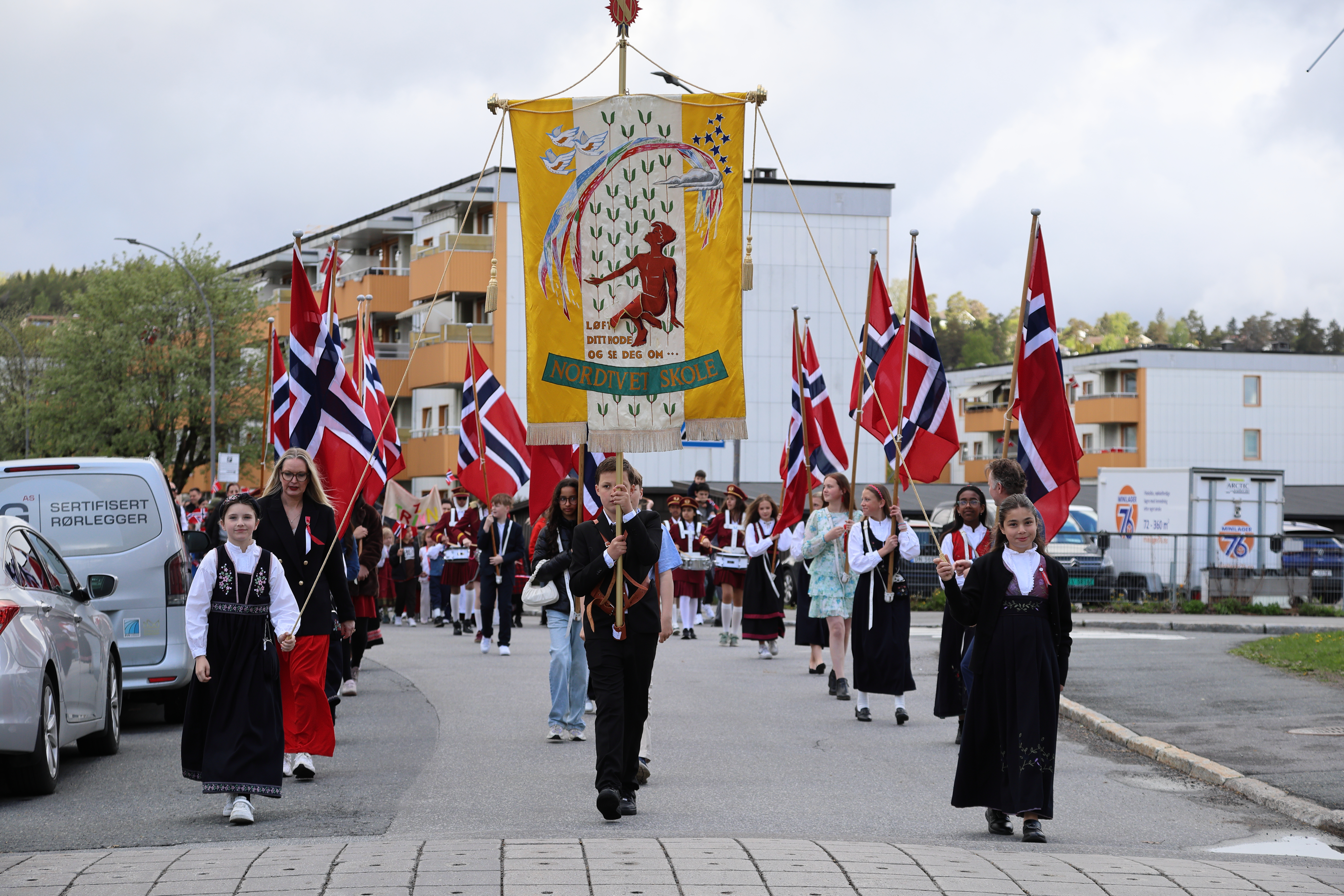 RYGGEN RAK OG BLIKKET FRITT: Flaggborgen i borgertoget på Nordtvet var av det meget godt organiserte slaget.