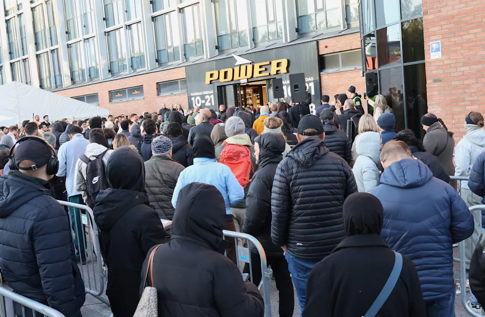 KØ FORAN DØRA: Det har vært folksomt i morgentimene hos POWER Lørenskog. (Foto: POWER).
