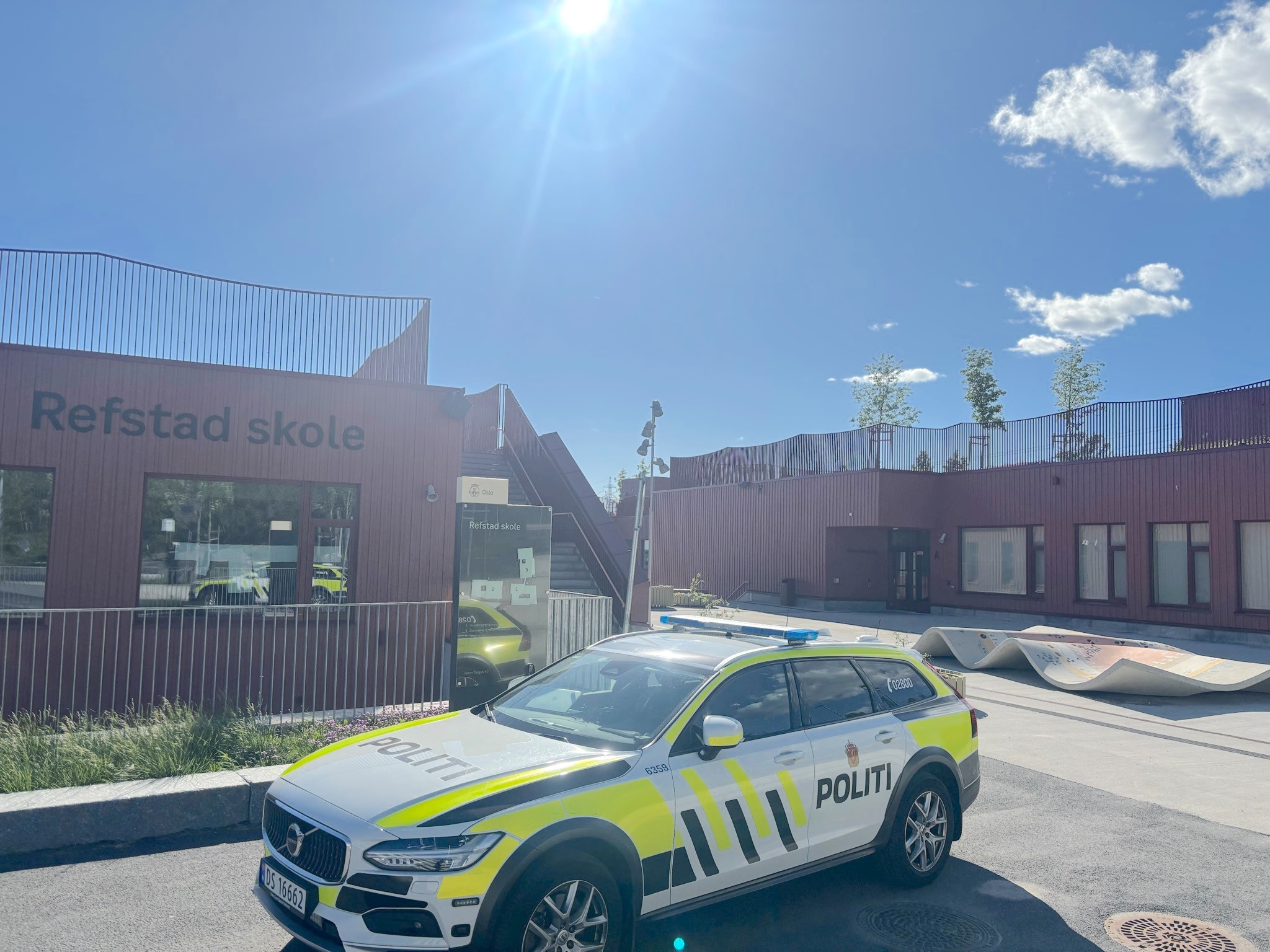FØLGER MED: Politiet følger situasjonen ved Refstad skole tett etter flere narkotikafunn i området den siste tiden.