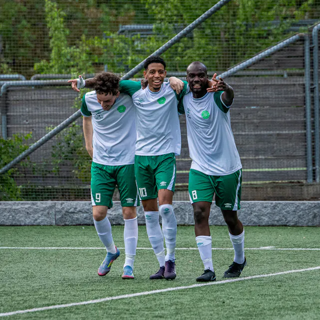 SLO TILBAKE: Etter en tung periode med uavgjort og tap kunne Stovner-spillerne endelig slippe jubelen løs igjen med en knallsterk seier over Oppsal 2 (Foto: Trond Gjerde).