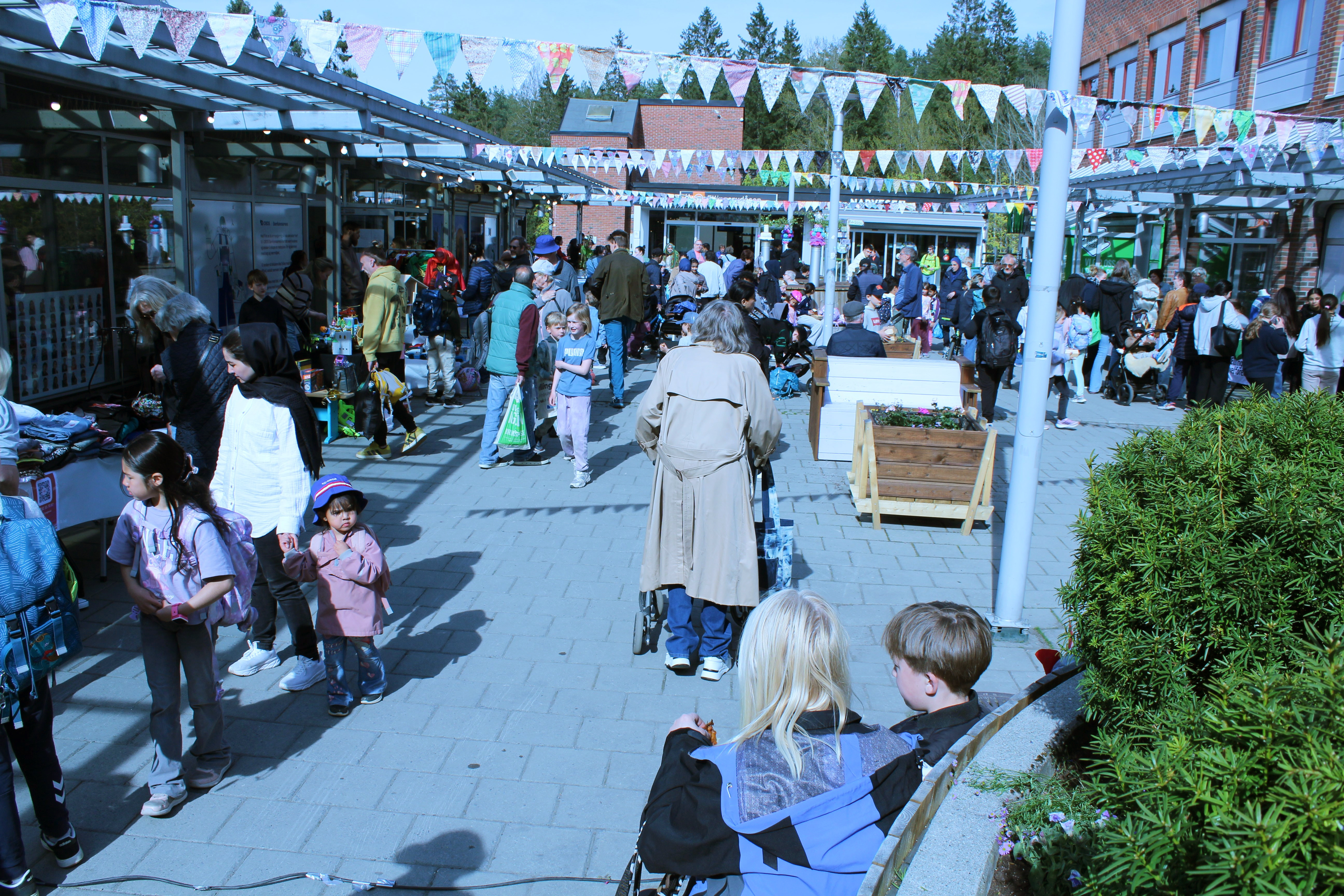 Da det ble arrangert vårdag på Ellingsrud ble det fort trangt om plassen på Ellingsrud torg. (Foto: Bjørn E. Engstrøm)