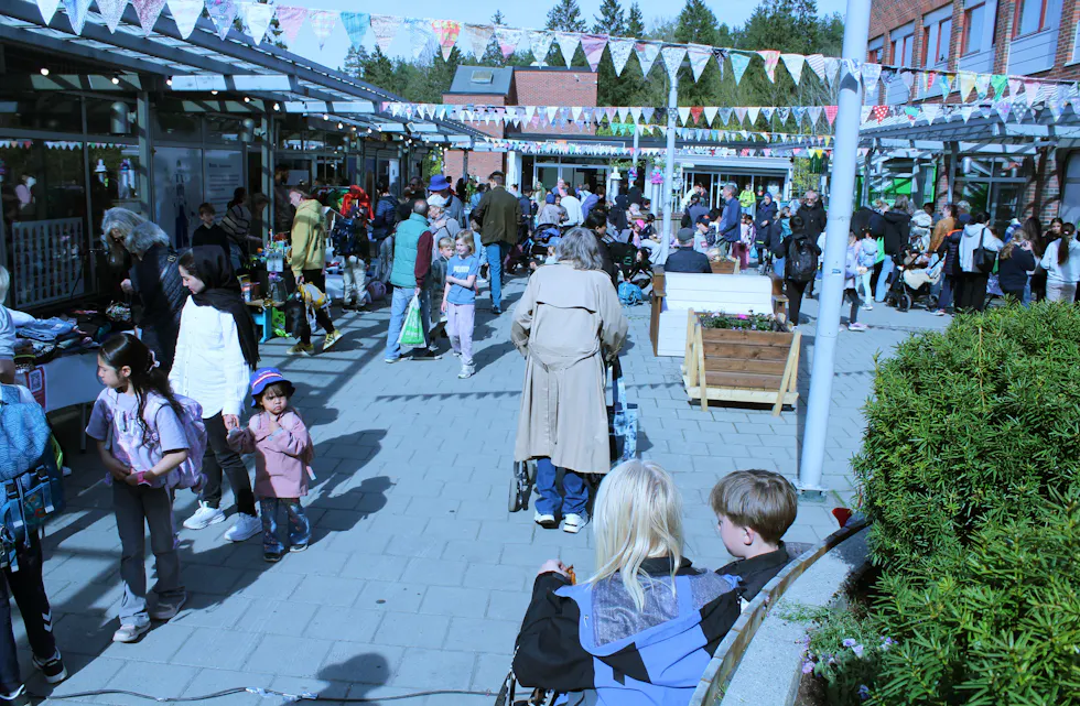 Da det ble arrangert vårdag på Ellingsrud ble det fort trangt om plassen på Ellingsrud torg. (Foto: Bjørn E. Engstrøm)