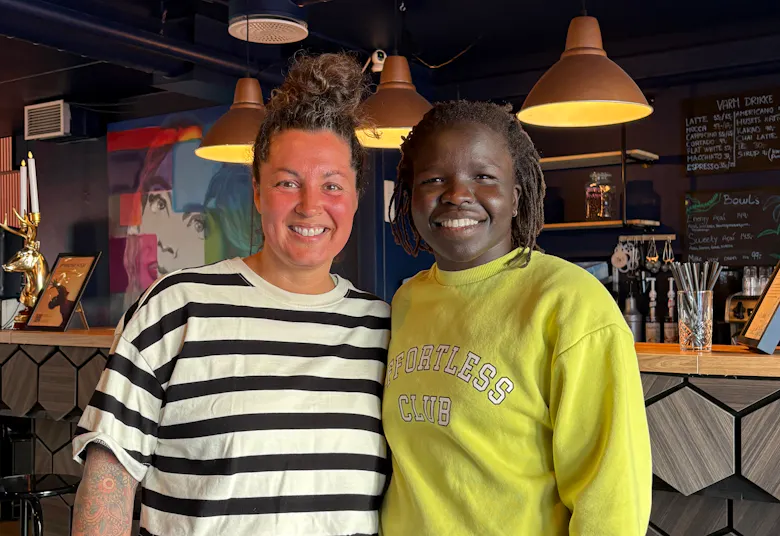 Siden januar har undertegnede, Jamina Heggedal (t.v.), invitert til «Feel the Beat» – et lavterskel dansetilbud for alle som liker å bevege seg til musikk. Tirsdag i forrige uke fikk dansegjengen besøk av europamester i bryting, Grace Bullen.