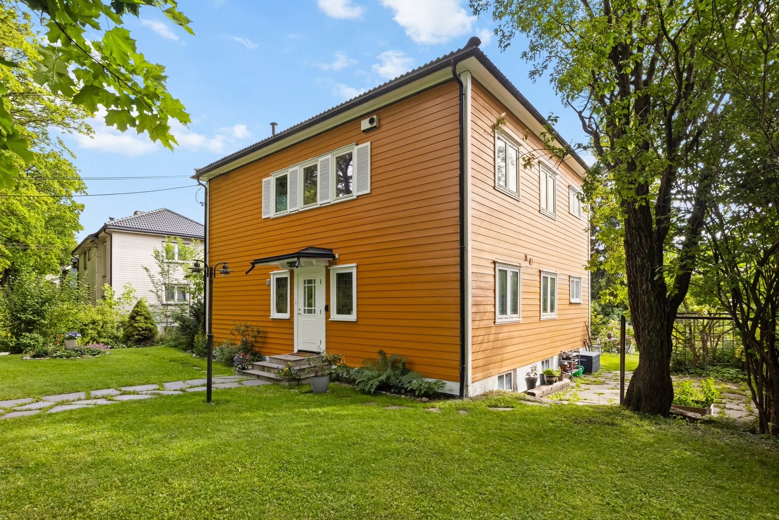SINSEN HAGEBY: Den karakteristiske tomannsboligen i Olav Hegnas vei ligger omgitt av en stor, grønn hage midt i Sinsen Hageby. Eiendomsmegleren beskriver salget som en «sjelden anledning» i et område hvor større familieboliger nesten aldri kommer ut på markedet (Alle fotos: Oh Shots Foto).