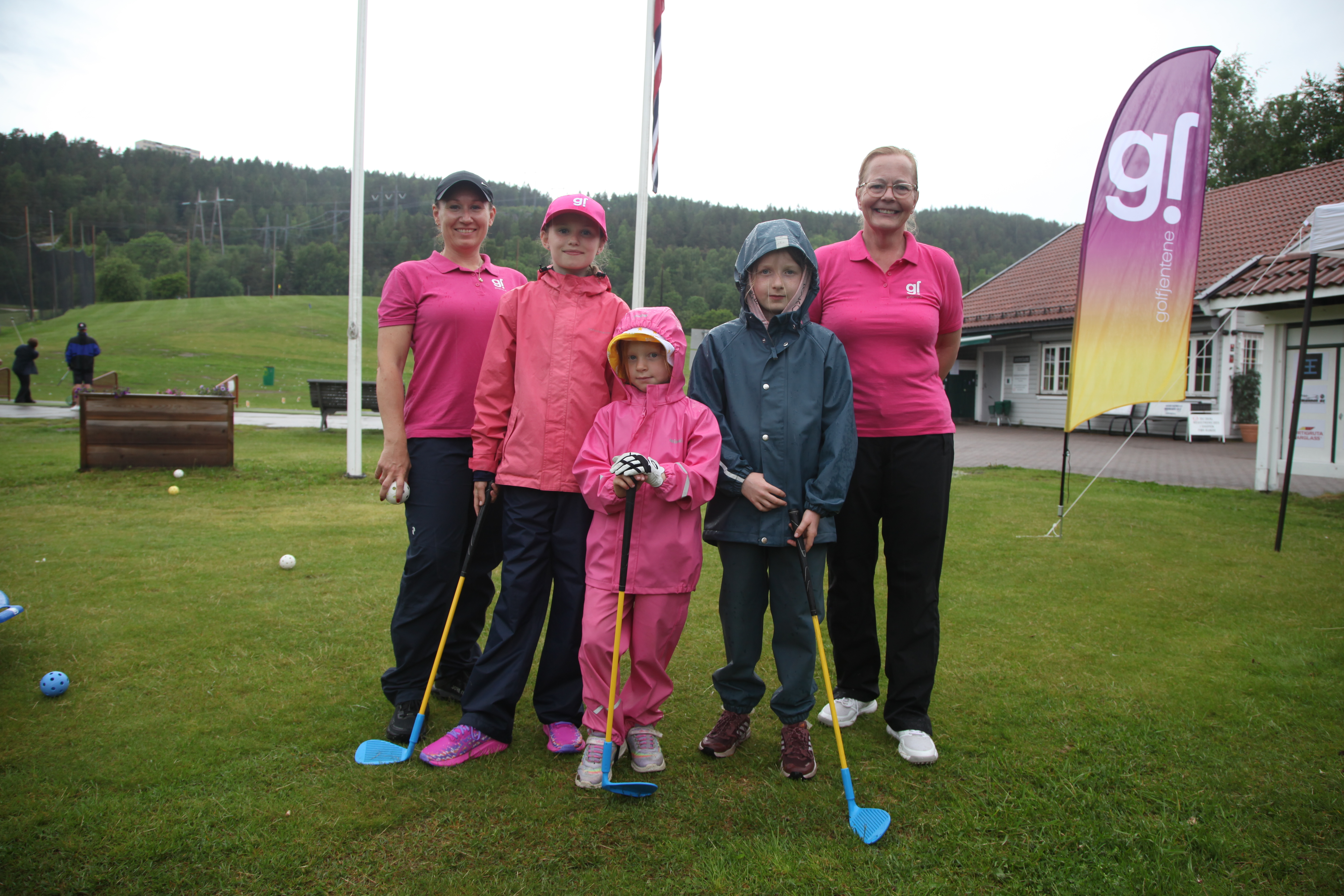 TROSSET REGNET: Lilly (t. v.), Iben og Otilie stilte opp i regnværet da første samling i golfprosjektet «Golfjentene» fant sted hos Groruddalen Golfklubb. De golfkyndige frivillige, Nina Natalie Auberg (t. v.) og Tone Grette, ønsker flere golfinteresserte jenter velkommen.