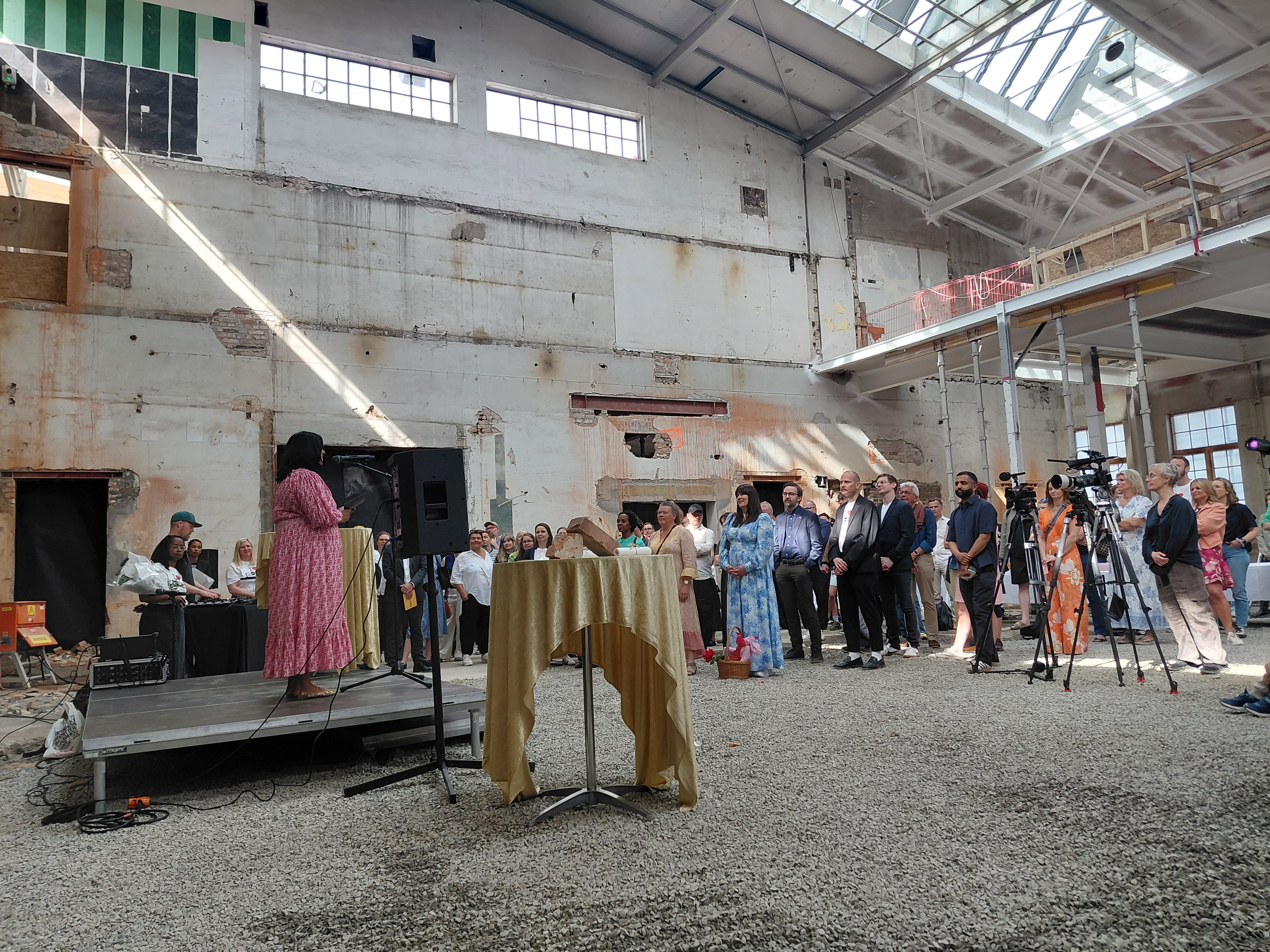 HISTORISK MARKERING: Kultur- og likestillingsminister Lubna Jaffery talte under grunnsteinsnedleggelsen for Kloden teaters nye teaterhus på Økern.