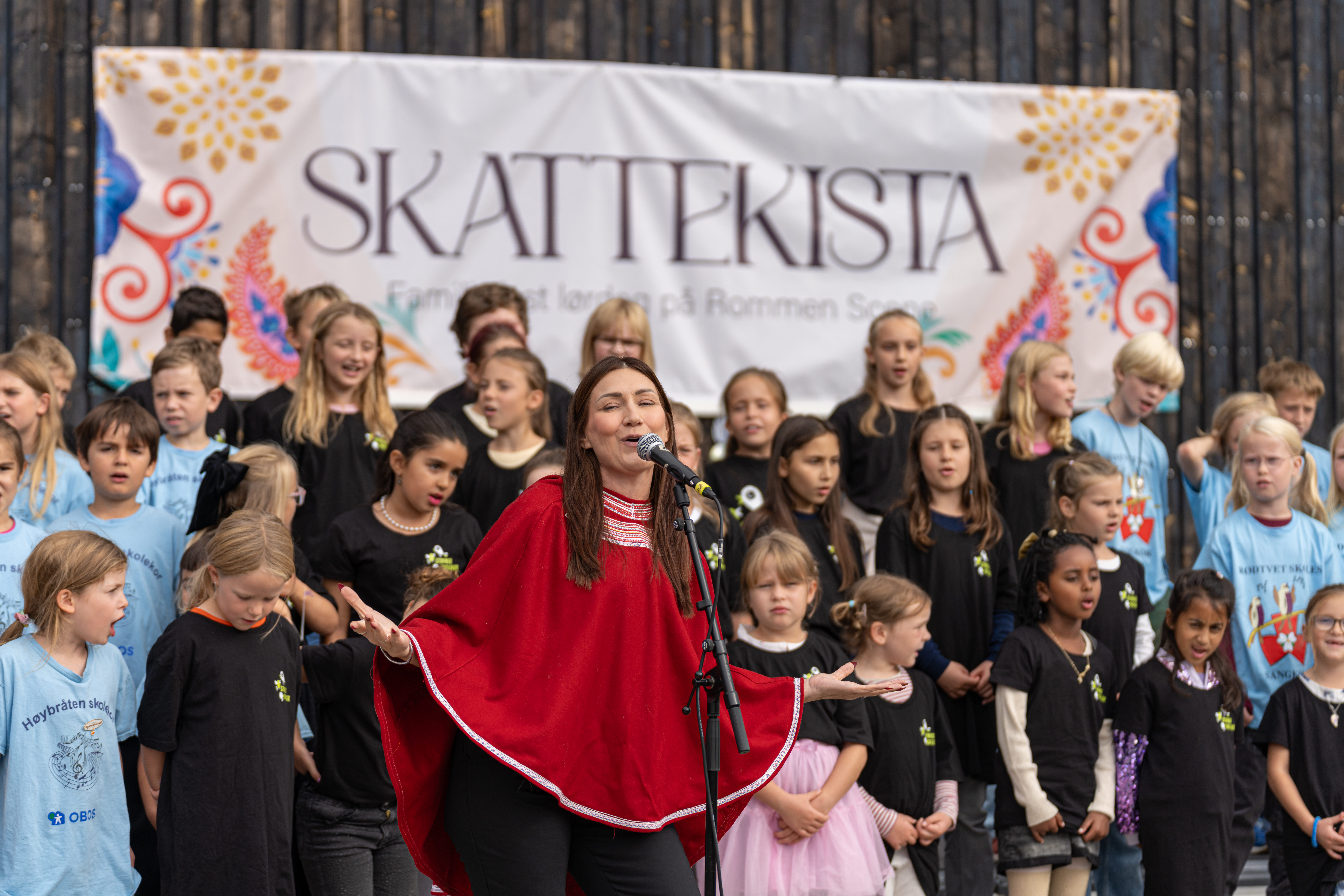 SAMLES PÅ SCENEN: Barn, unge og profesjonelle artister står sammen under åpningsshowet på Skattekista. I år skal rundt 100 barn fra skolekor i Groruddalen åpne festivaldagen.