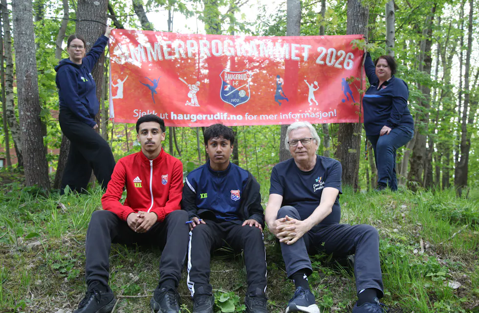 KLAPPET OG KLART: Nestleder Eva Sjue (t. v. b.) og styremedlem Monique Nyberget Tiller har fått opp banneret som forkynner at sommerprogrammet til Haugerud IF er klart. Noman Sham (f. v.) og Abid Hossain er to av ungdommene som har fått sommerjobb som aktivitetsledere og styreleder i klubben, Dag Endal, kommer som vanlig til å ha en finger med i spillet i det meste som skal skje i løpet av sommeren.
