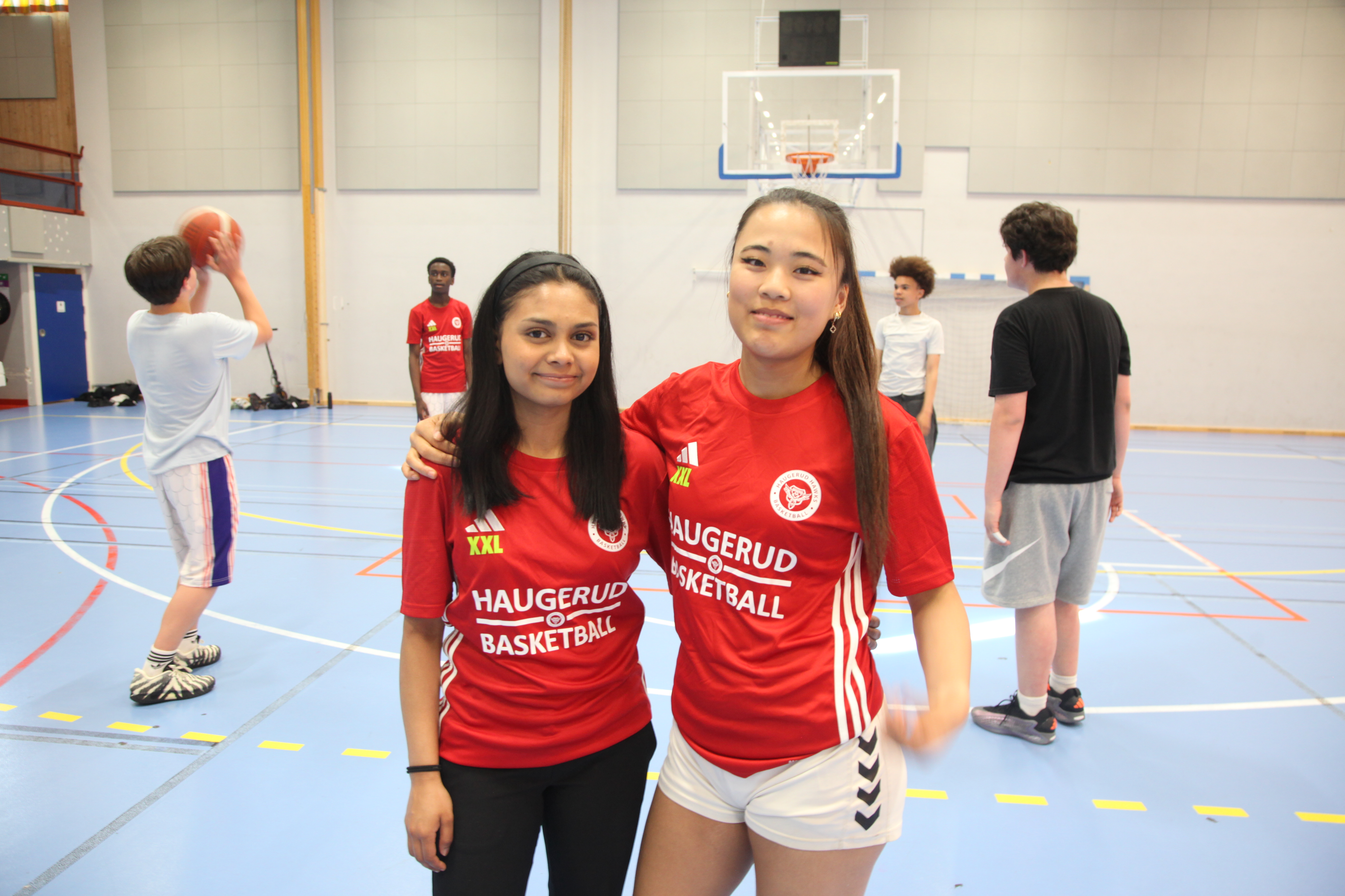 KLAR TIL INNSATS: Srishti Dalei (17 t. v.) og Cindy Le (17) er allerede godt i gang sommerjobben i forbindelse med årets sommercamp i regi av Haugerud IF.