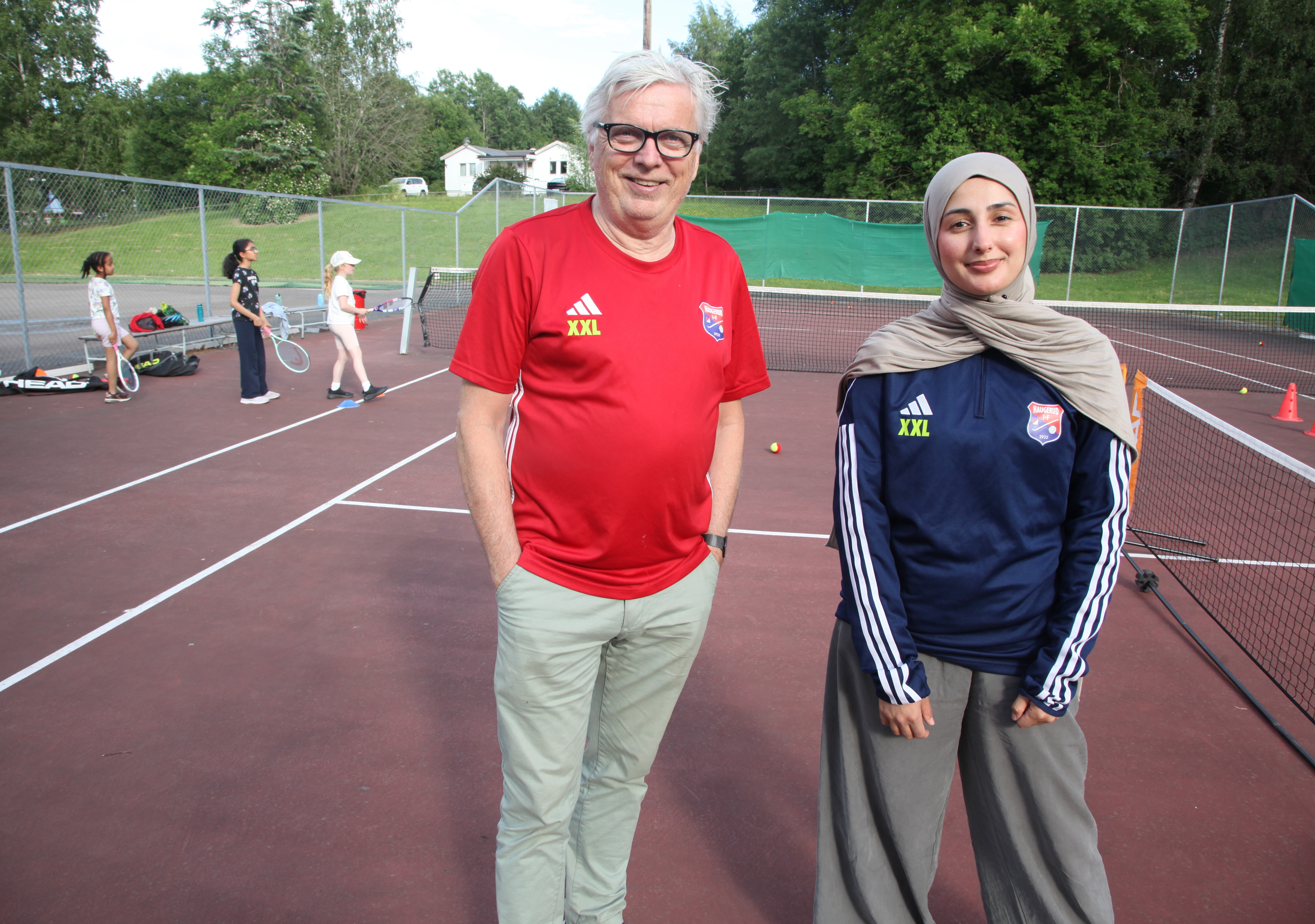 FRYDER SEG: Styreleder Dag Endal og prosjektleder for sommerprogrammet til Haugerud IF, Dilara Kaya, er fornøyd med at det gigantiske sommertilbudet til klubben er i gang. Allerede siste skoledag før ferien var tennisskole for de minste i gang.