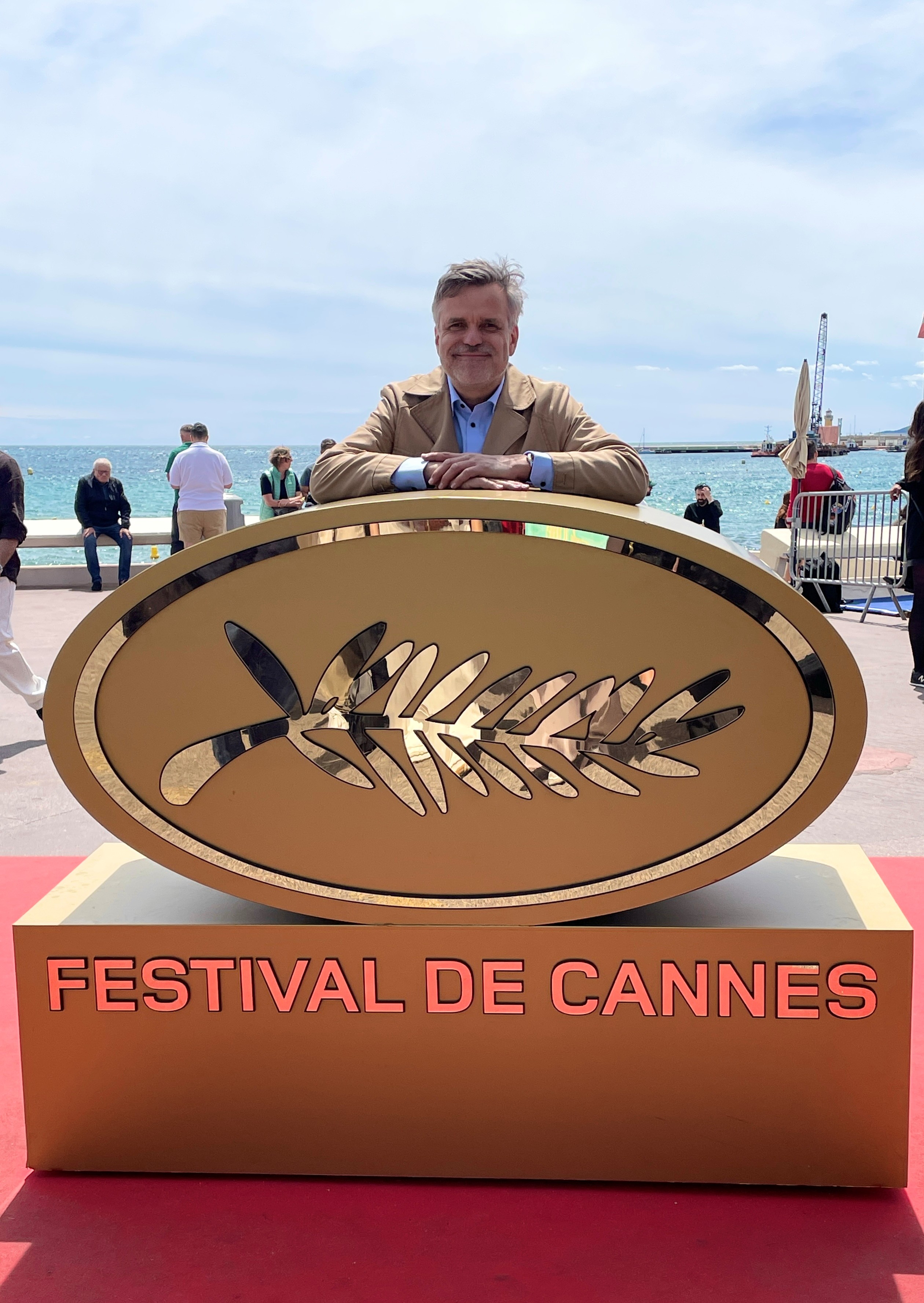 STOR OPPLEVELSE: Sten Erland Hermundstad beskriver turen til Cannes som et lite eventyr. Pianomusikken hans er brukt i dokumentarfilmen Rehearsals for a Revolution.