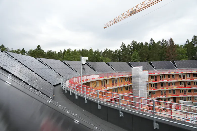SOLRUNDT: Til sammen skal 1440 solcellepaneler dekke det sirkelrunde taket. Anlegget er beregnet til å produsere rundt 560.000 kilowattimer i året.