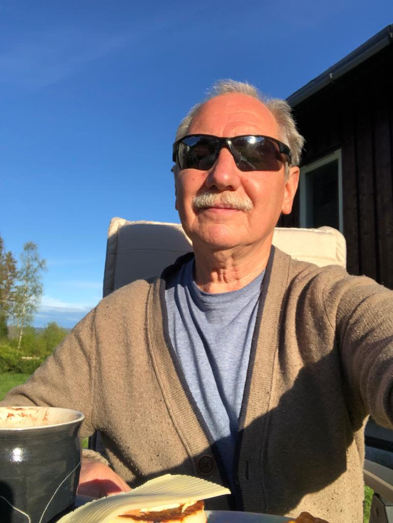 MINNES: Erik Swiboda sovnet stille inn fredag 5. juni, bare noen dager før han skulle fylt 75 år. Han etterlater seg mange gode minner hos familie, venner og gamle oppvekstkamerater fra Veitvet. Foto: Privat